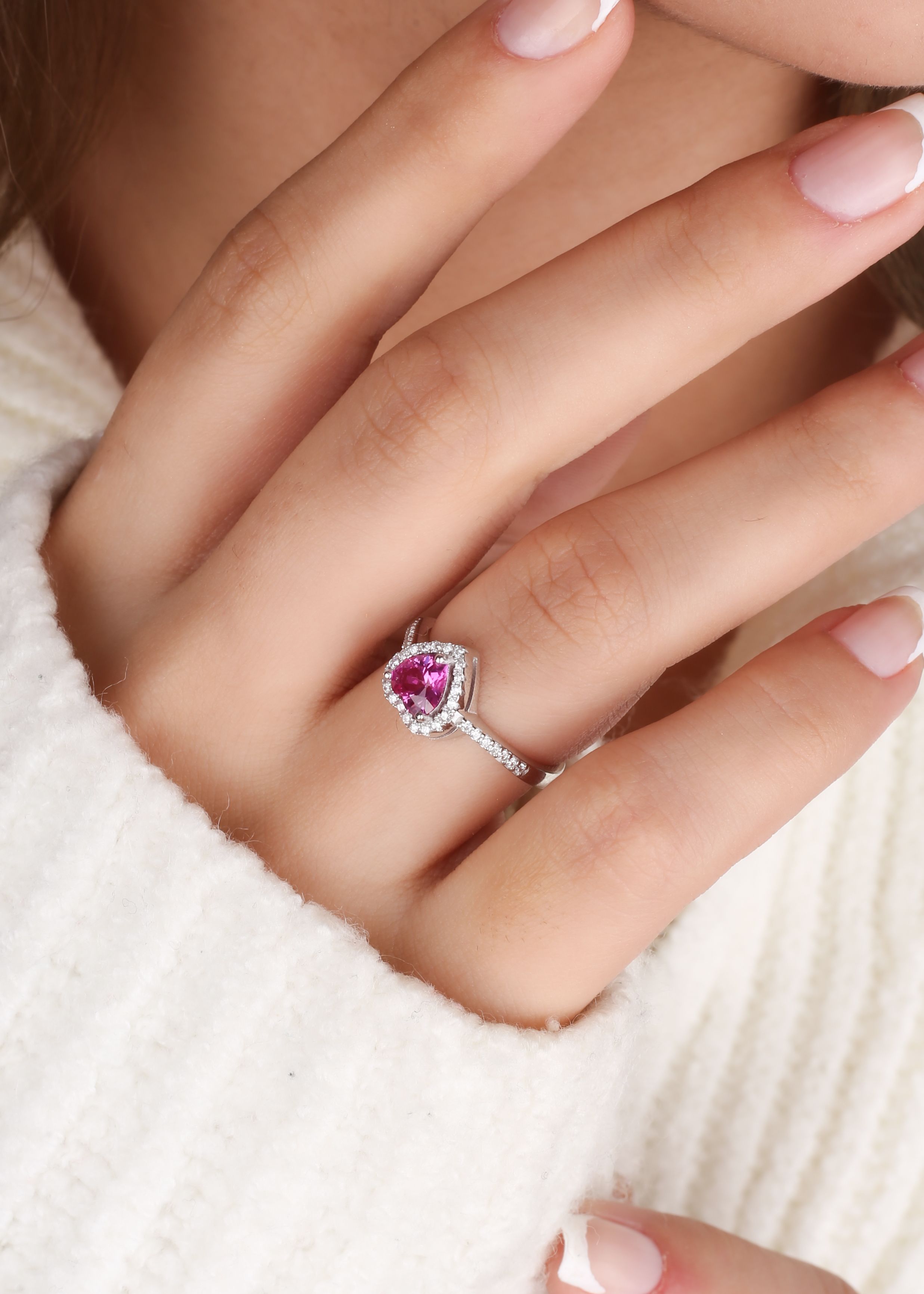 Bague en argent avec coeur en pierre rouge