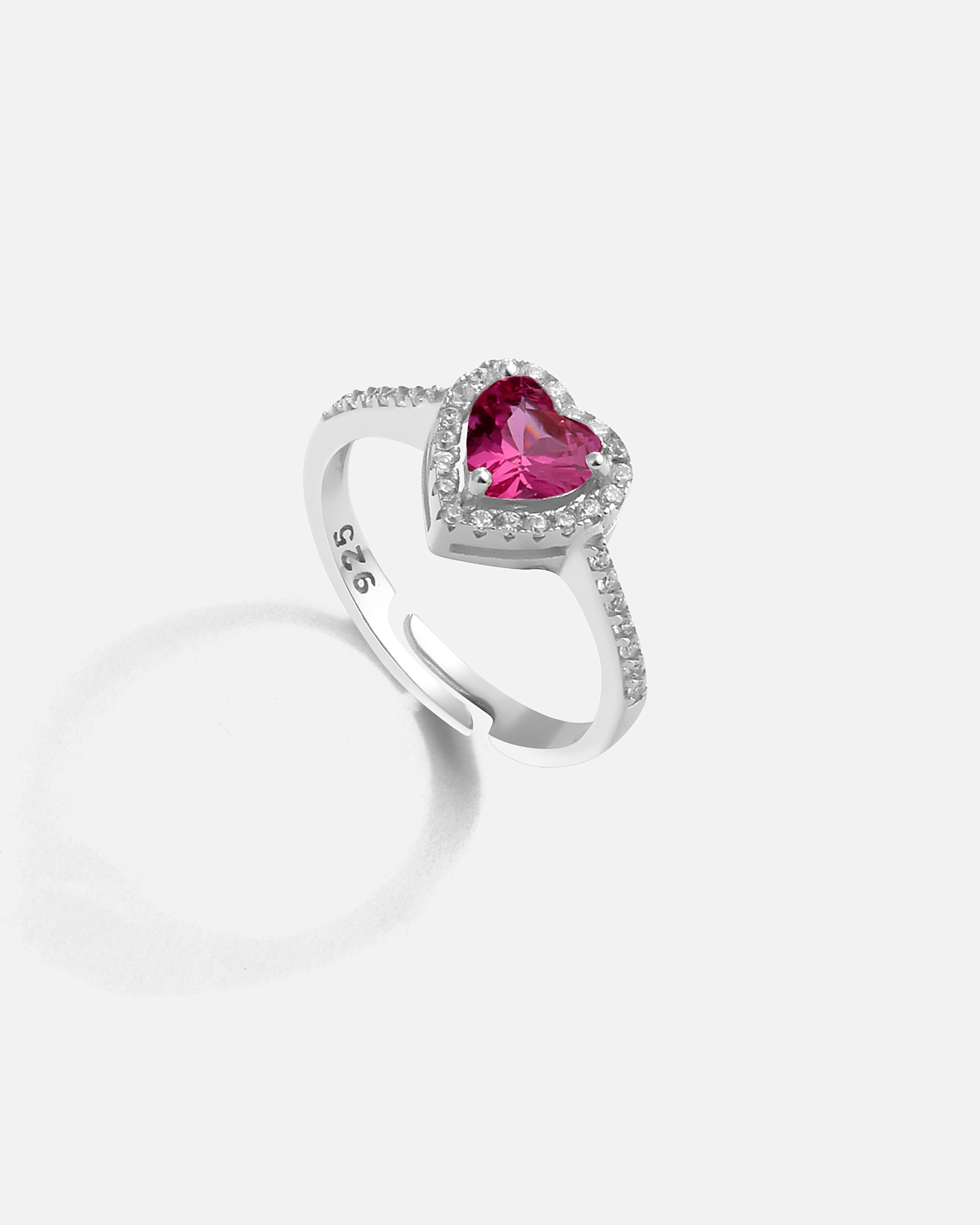 Bague en argent avec coeur en pierre rouge