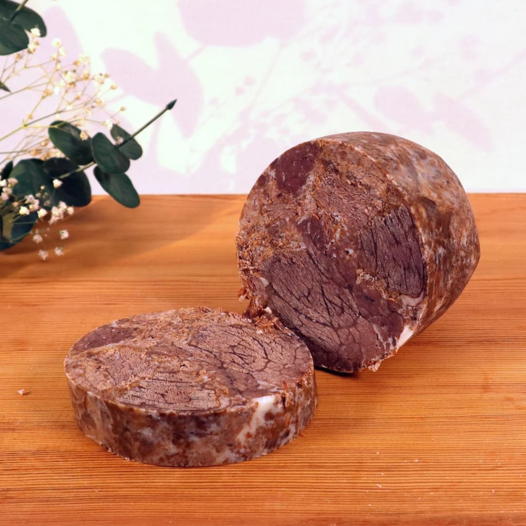 Doğal ve katkısız dana kavurma – Sirmo Şarküteri tarafından hazırlanan geleneksel lezzet.