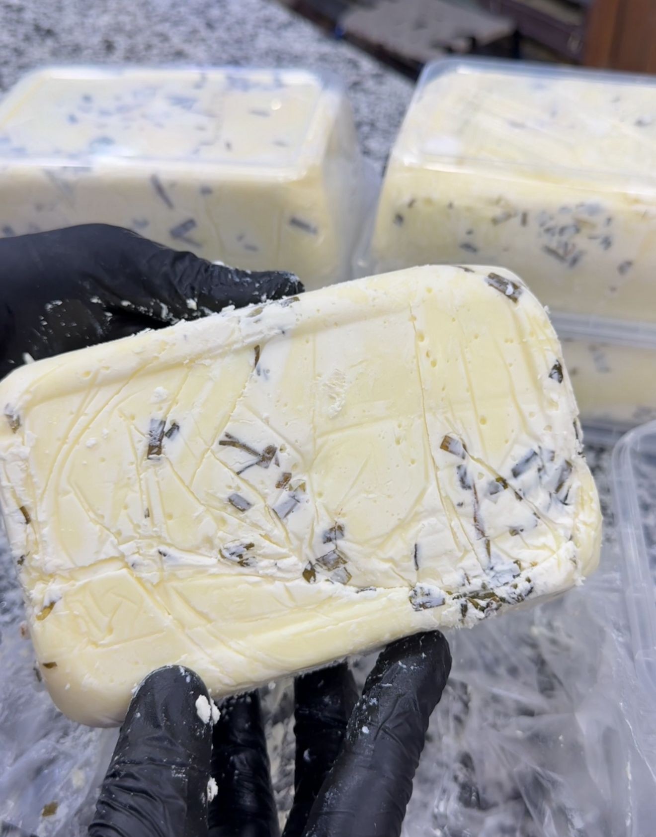 Otlu Çirek Peyniri 1 Kg | Doğal, Katkısız ve Geleneksel Peynir – Sirmosarkuteri
