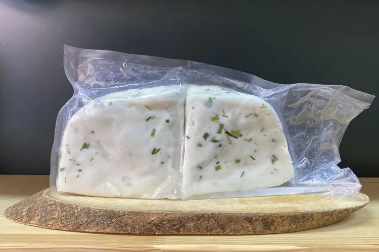 Doğal otlarla hazırlanmış ve vakumlanmış, katkısız ve lezzetli Van Otlu Peyniri – Sirmo Şarküteri’nin sağlıklı beslenme için özel ürünü.