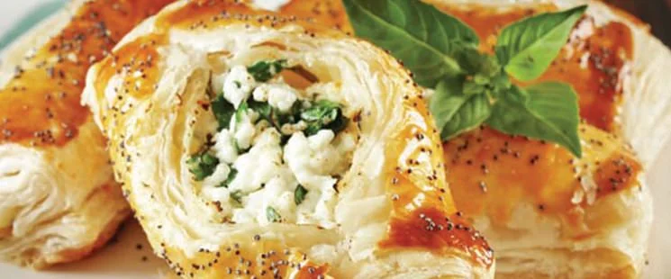 “Doğal otlarla hazırlanmış, yöresel aromasıyla Van Böreklik Otlu Peyniri – Sirmo Şarküteri kalitesiyle taptaze lezzet.”