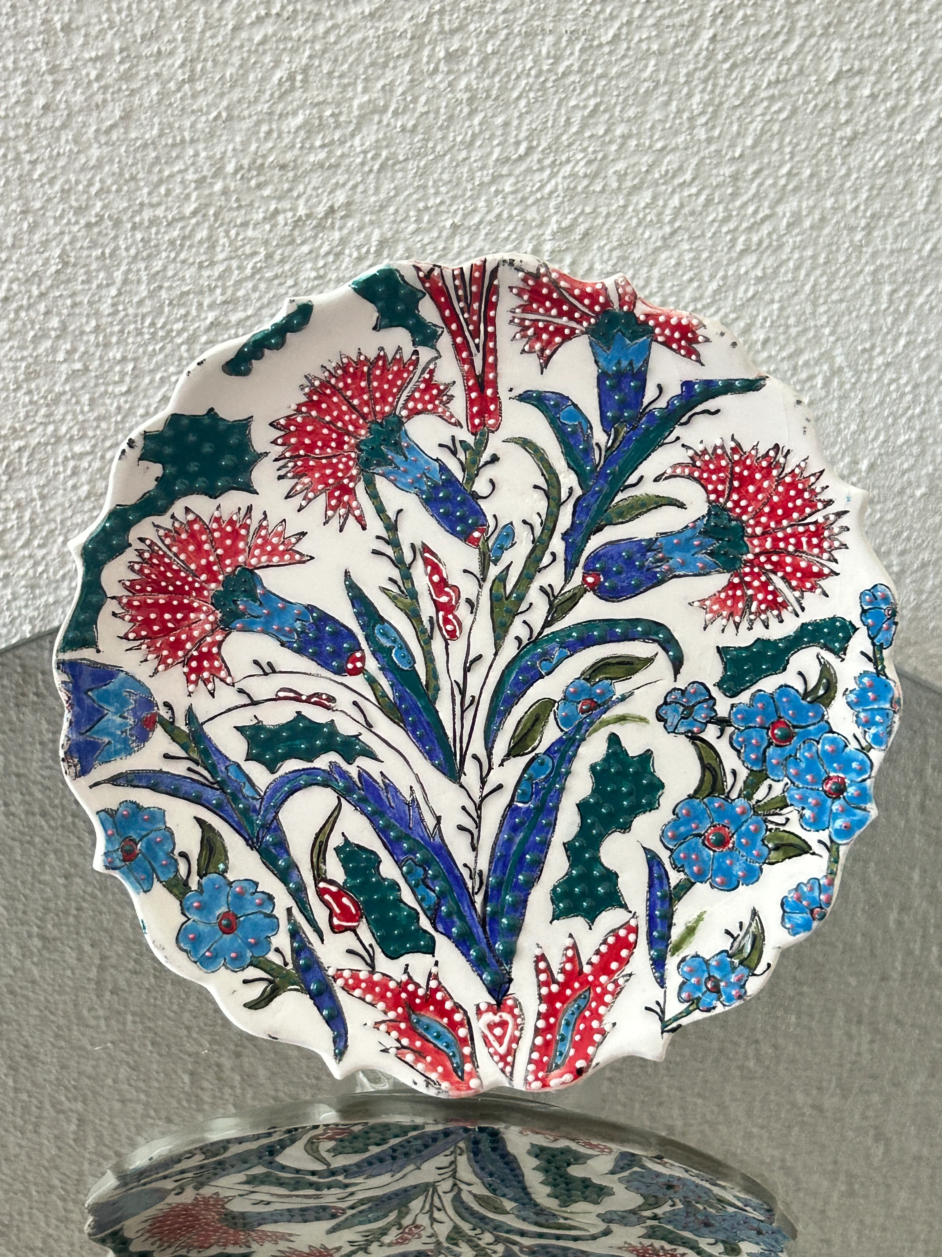 Kadife Karanfil Kabartma Çini Tabak | Dilimli Kenar & Kırmızı Karanfil Dekoru