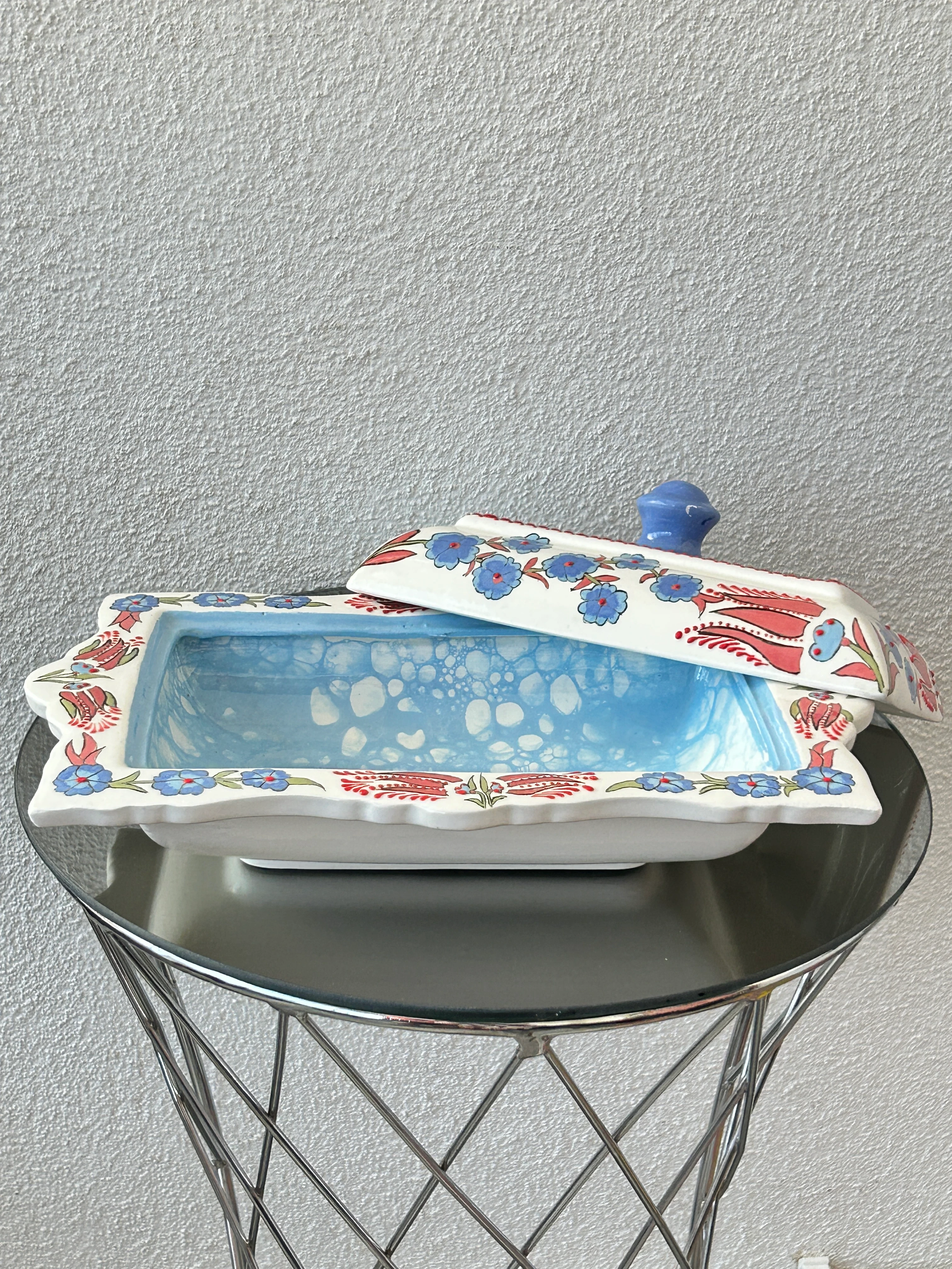 Saray Sandığı: El Yapımı Çini Kapaklı Pilavlık - Mavi Ebru İç Desenli Dikdörtgen Sunumluk - 19cm