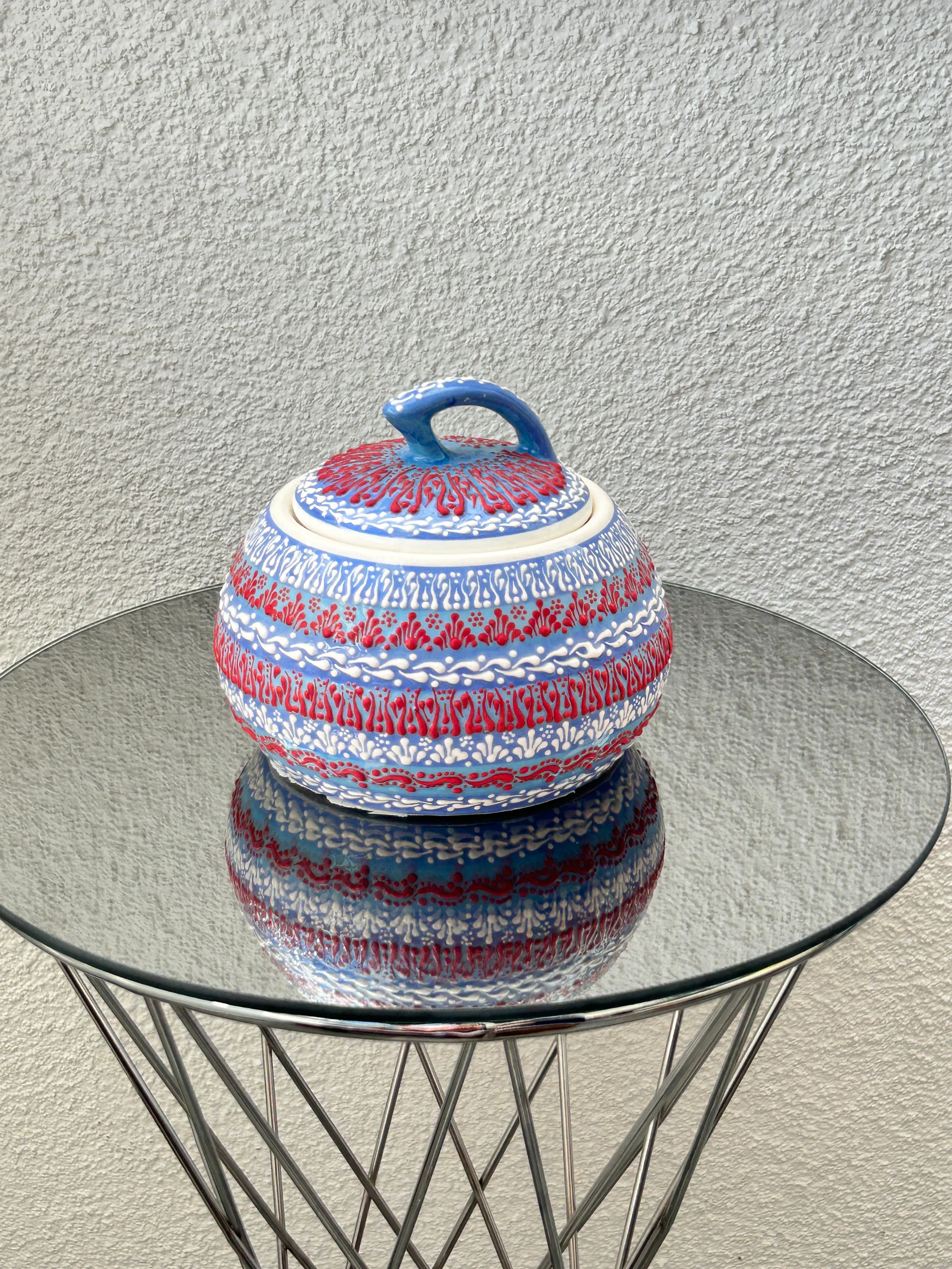 Şafak Halesi: El Yapımı Çini Şekerlik & Lokumluk - Mavi Kırmızı Kabartma Motifli Halka Kulplu Kutu