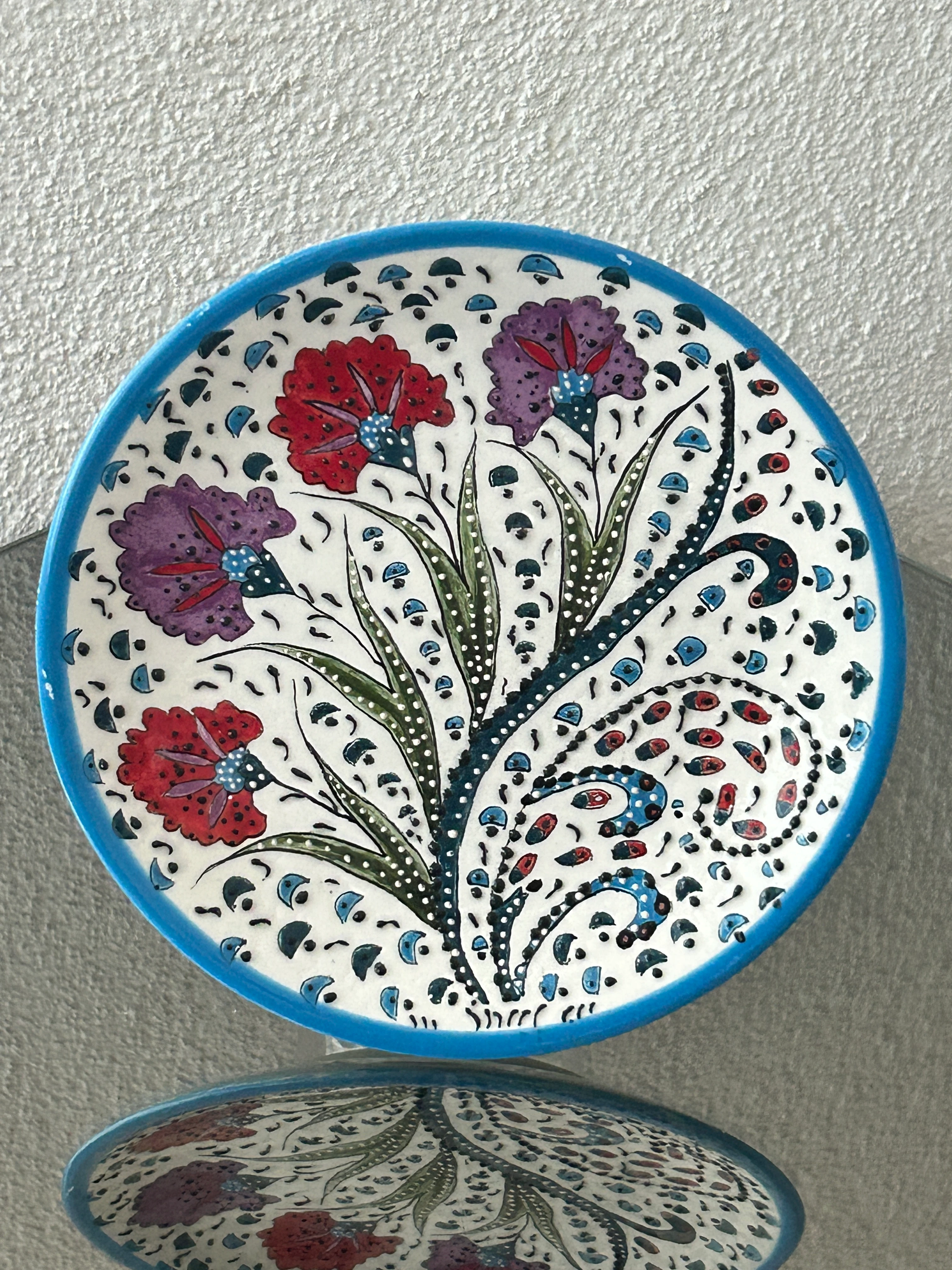 Sümbül Esintisi: El Yapımı Çini Tabak (18cm) - Mor Sümbül ve Kırmızı Karanfil Desenli Dekoratif Duvar Tabağı