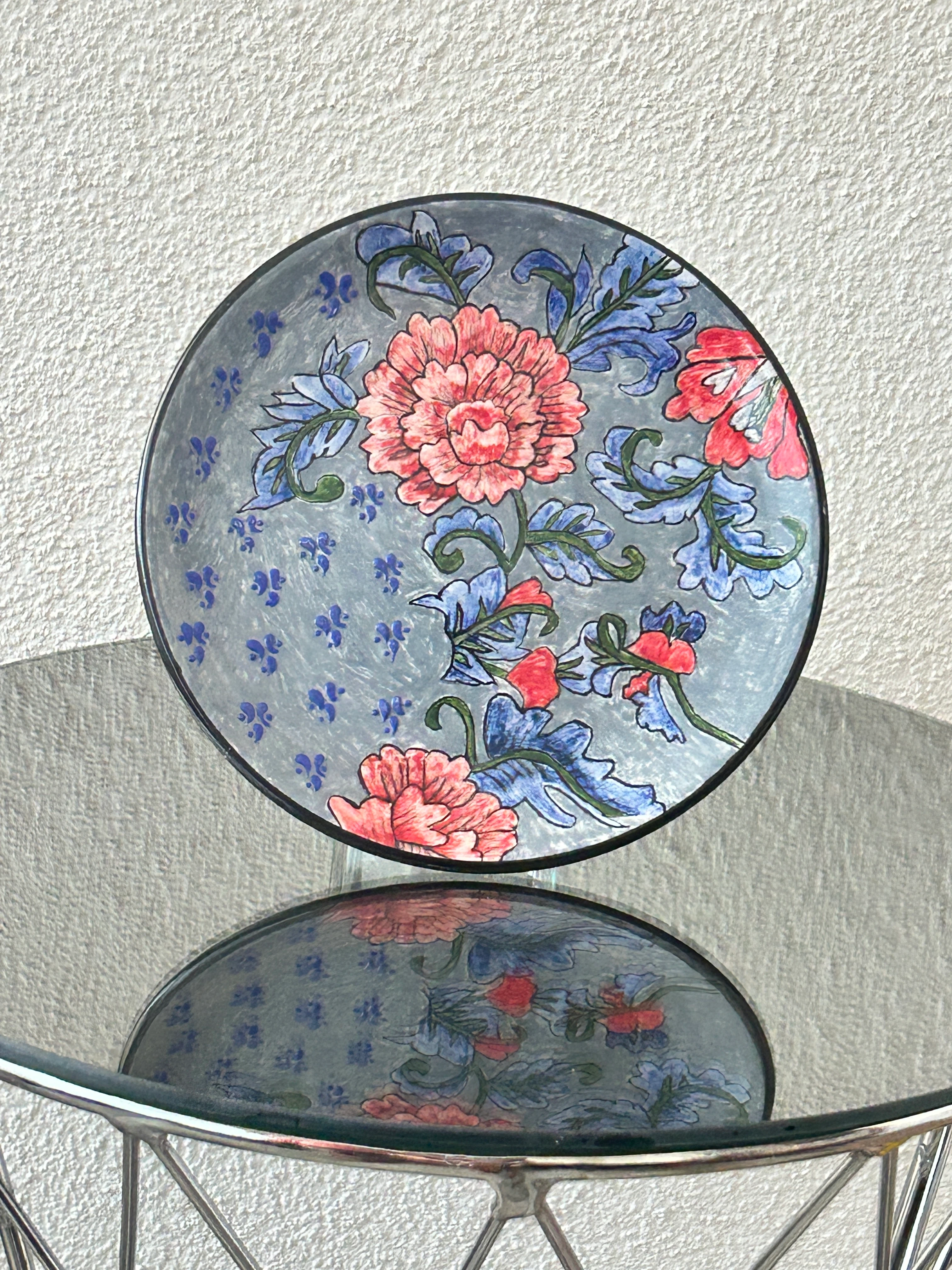 Sisli Şakayık: El Yapımı Çini Tabak (18cm) - Gri Zemin Üzerine Pembe Şakayık Desenli Duvar Tabağı ve Sunumluk