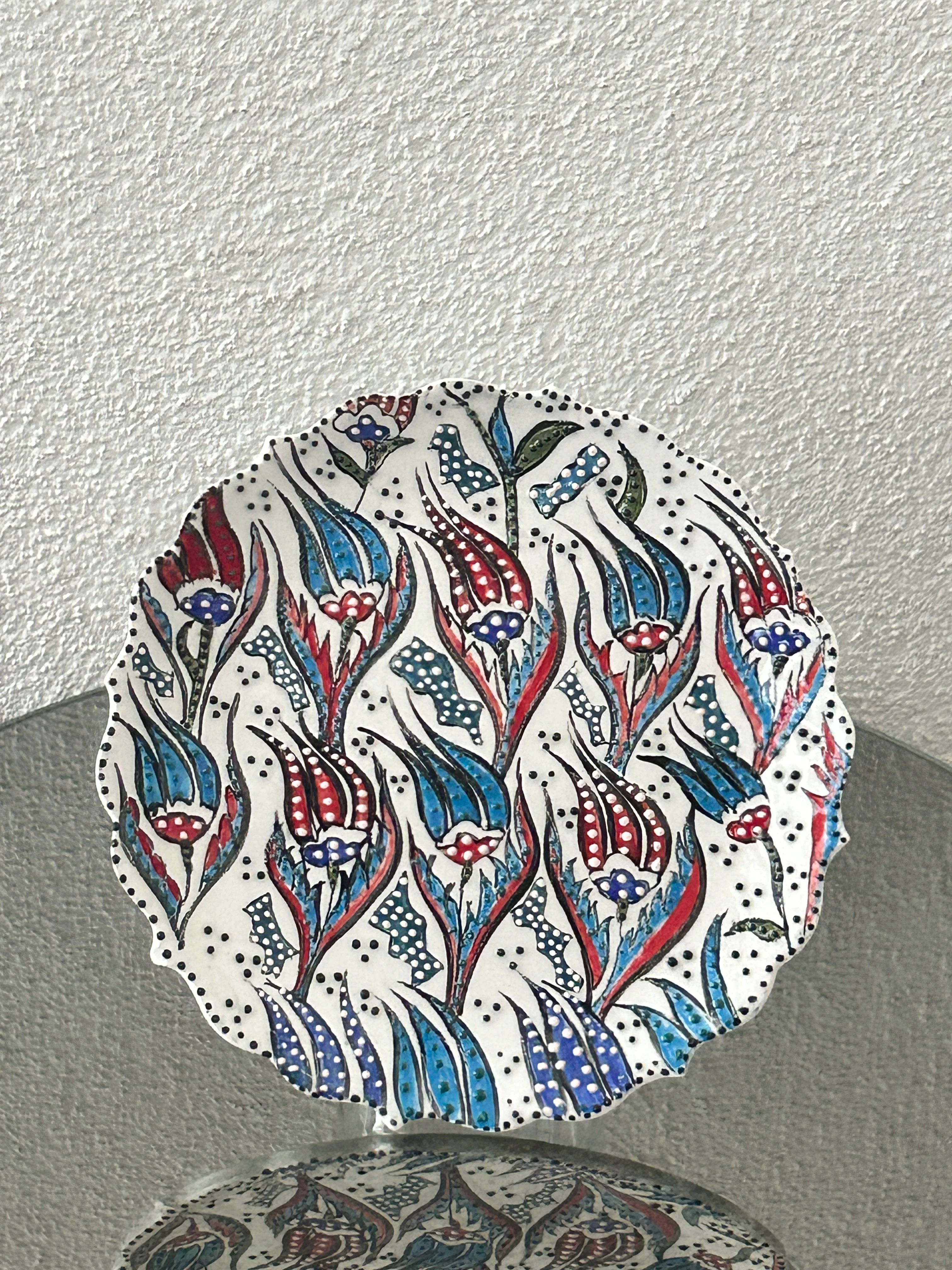 Dans Eden Laleler Kabartma Çini Tabak | Dilimli Kenar & Lale Bahçesi | 18 cm