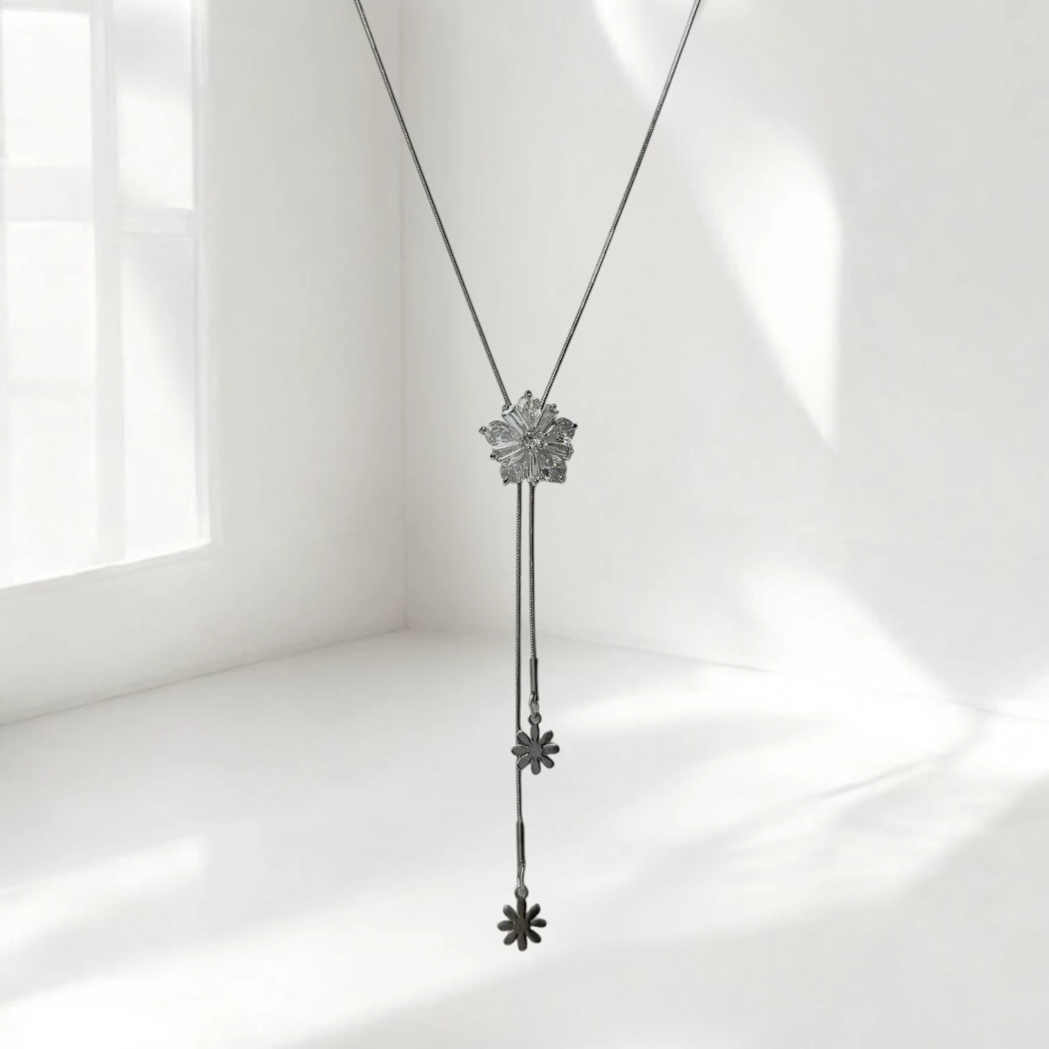 Çiçek Işıltısı Gümüş Renkli Çelik Kolye 