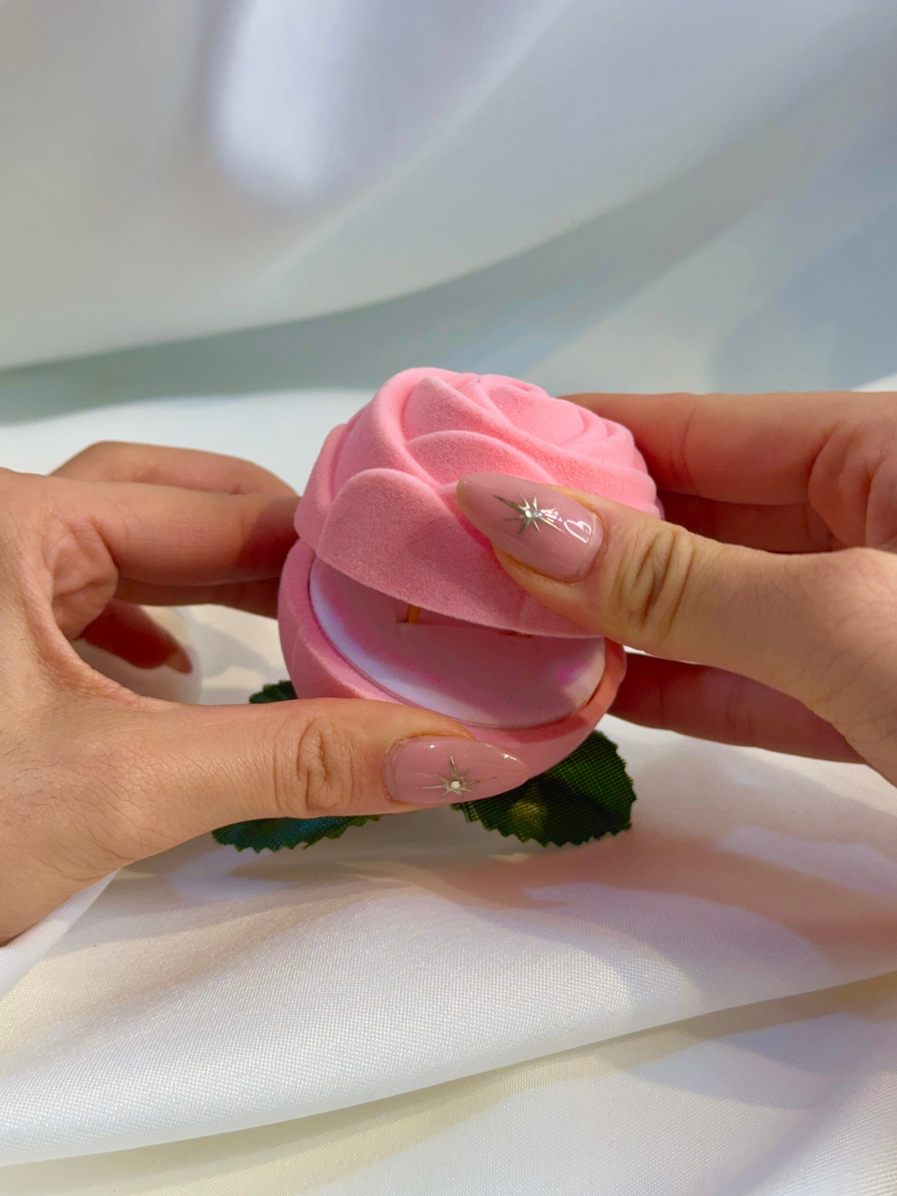 Gül Şekilli Pembe Açılır Yüzük Kutusu