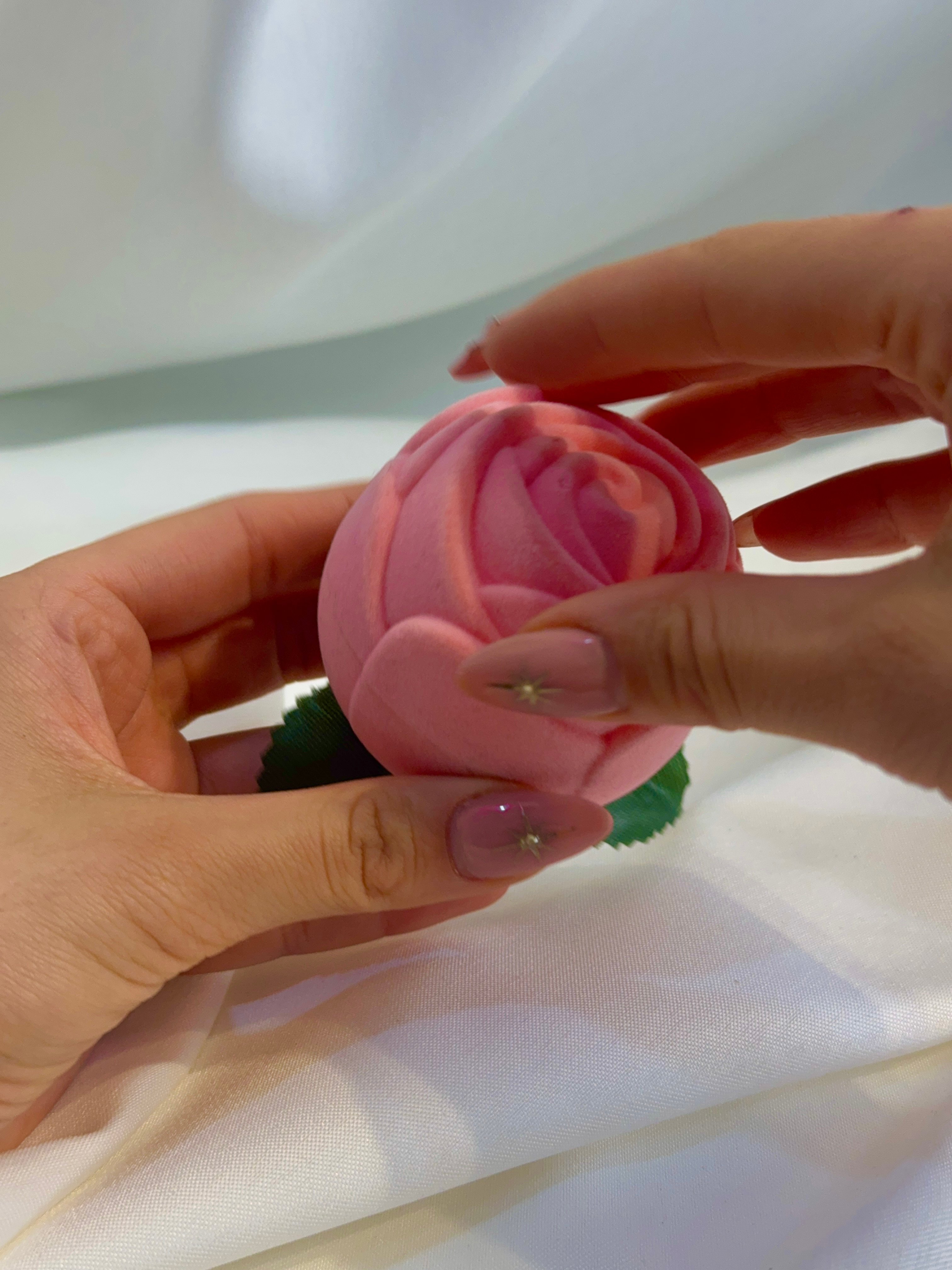 Gül Şekilli Pembe Açılır Yüzük Kutusu