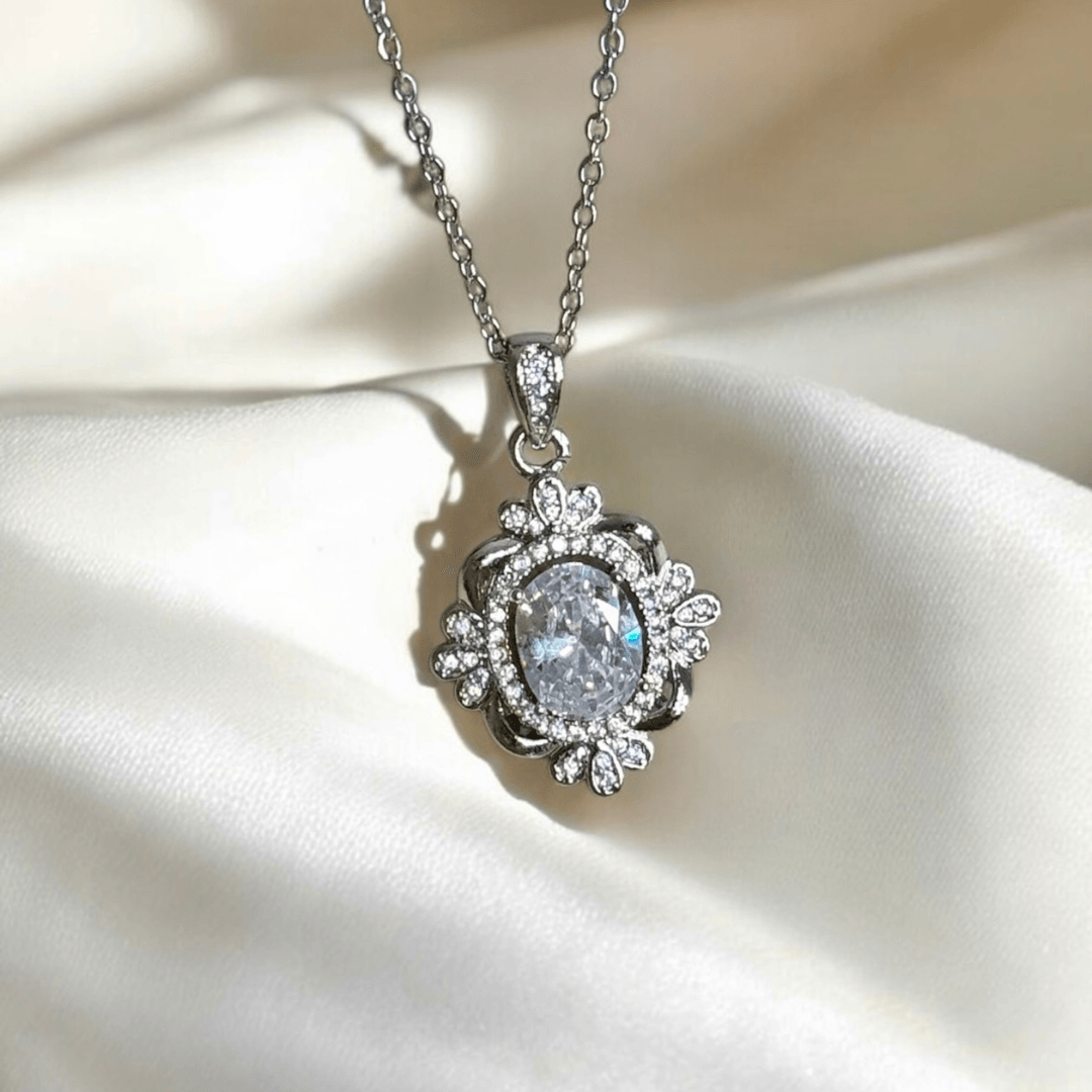 Oval Taş Detaylı Gümüş Renkli Çelik Kolye
