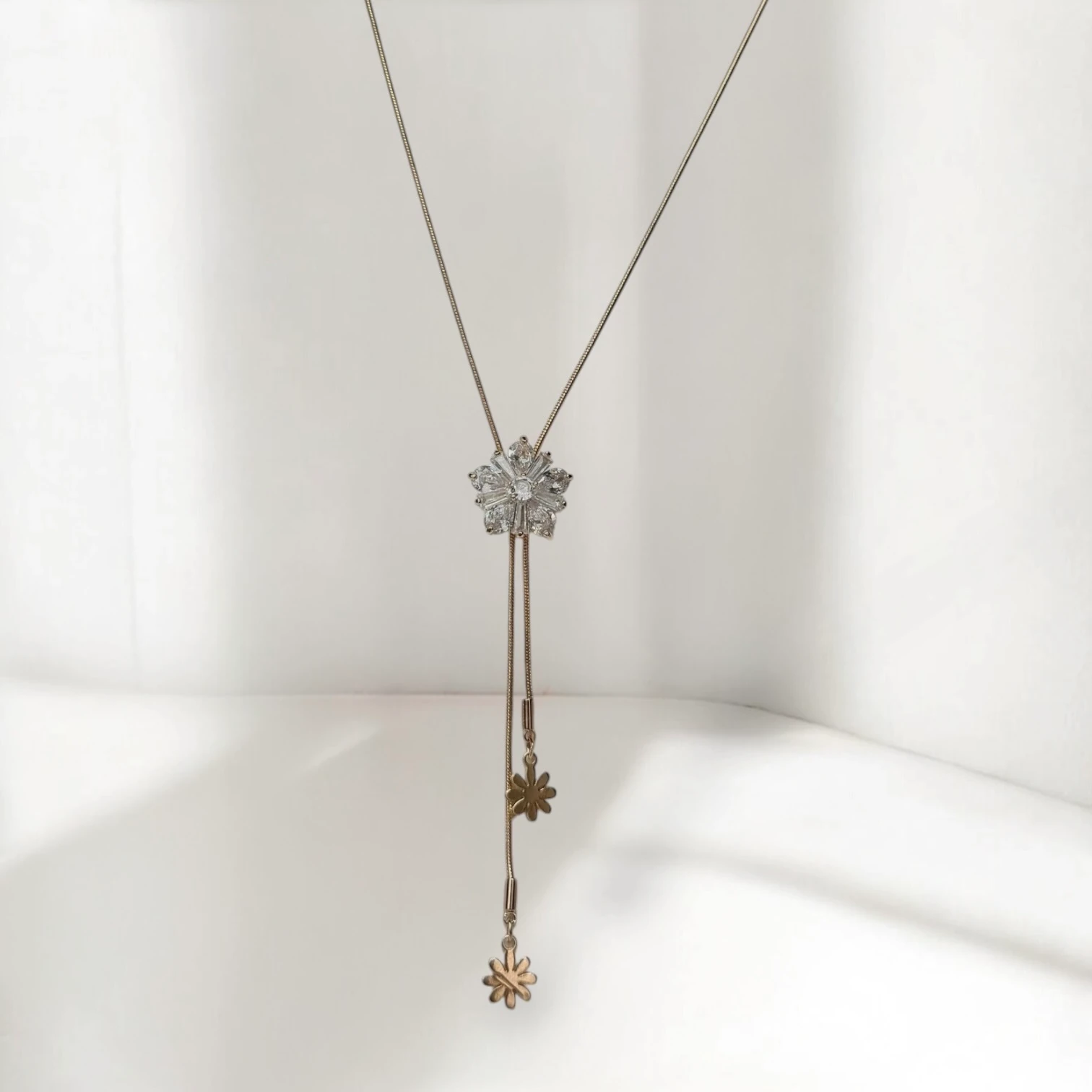 Çiçek Işıltısı Altın Renkli Çelik Kolye 