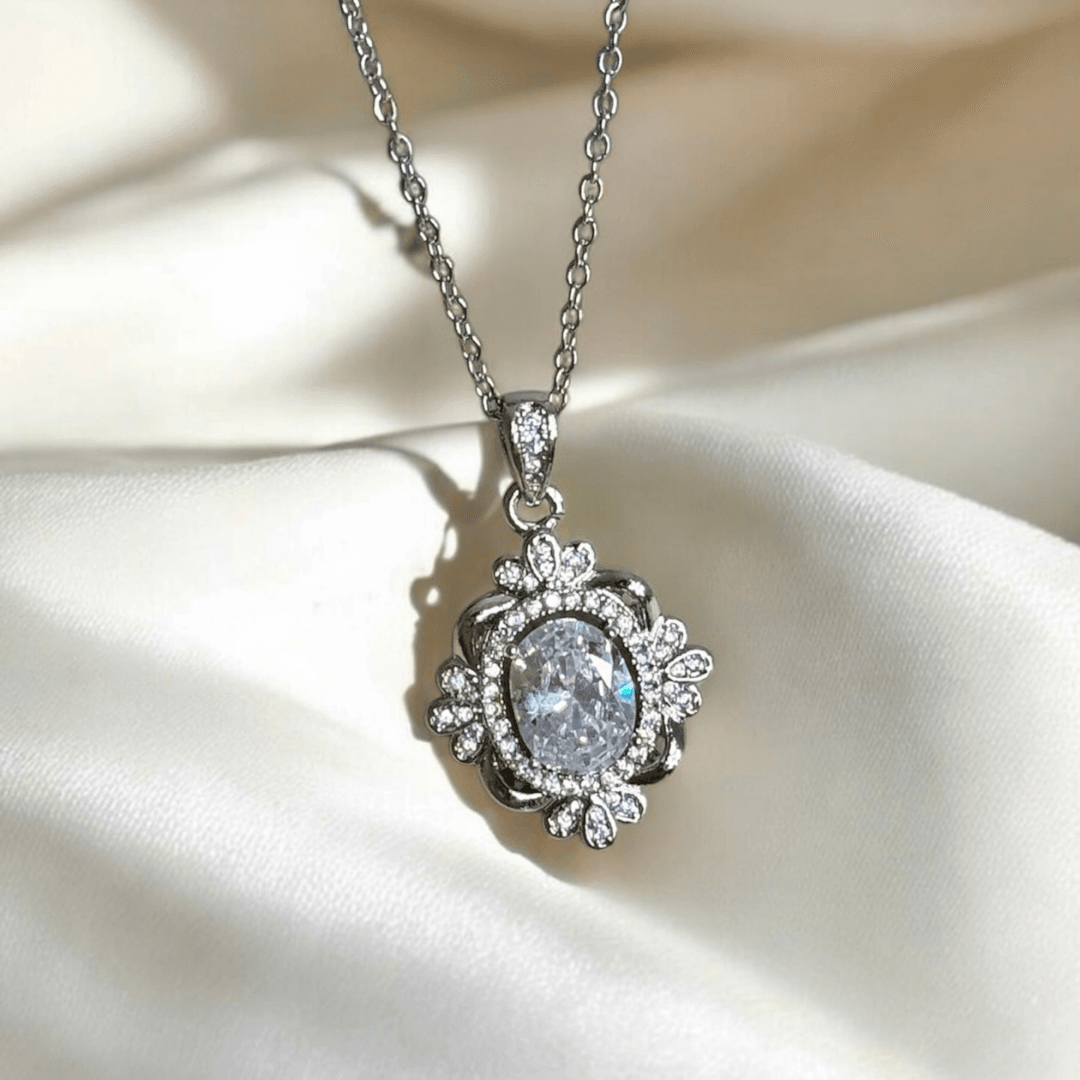 Oval Taş Detaylı Gümüş Renkli Çelik Kolye
