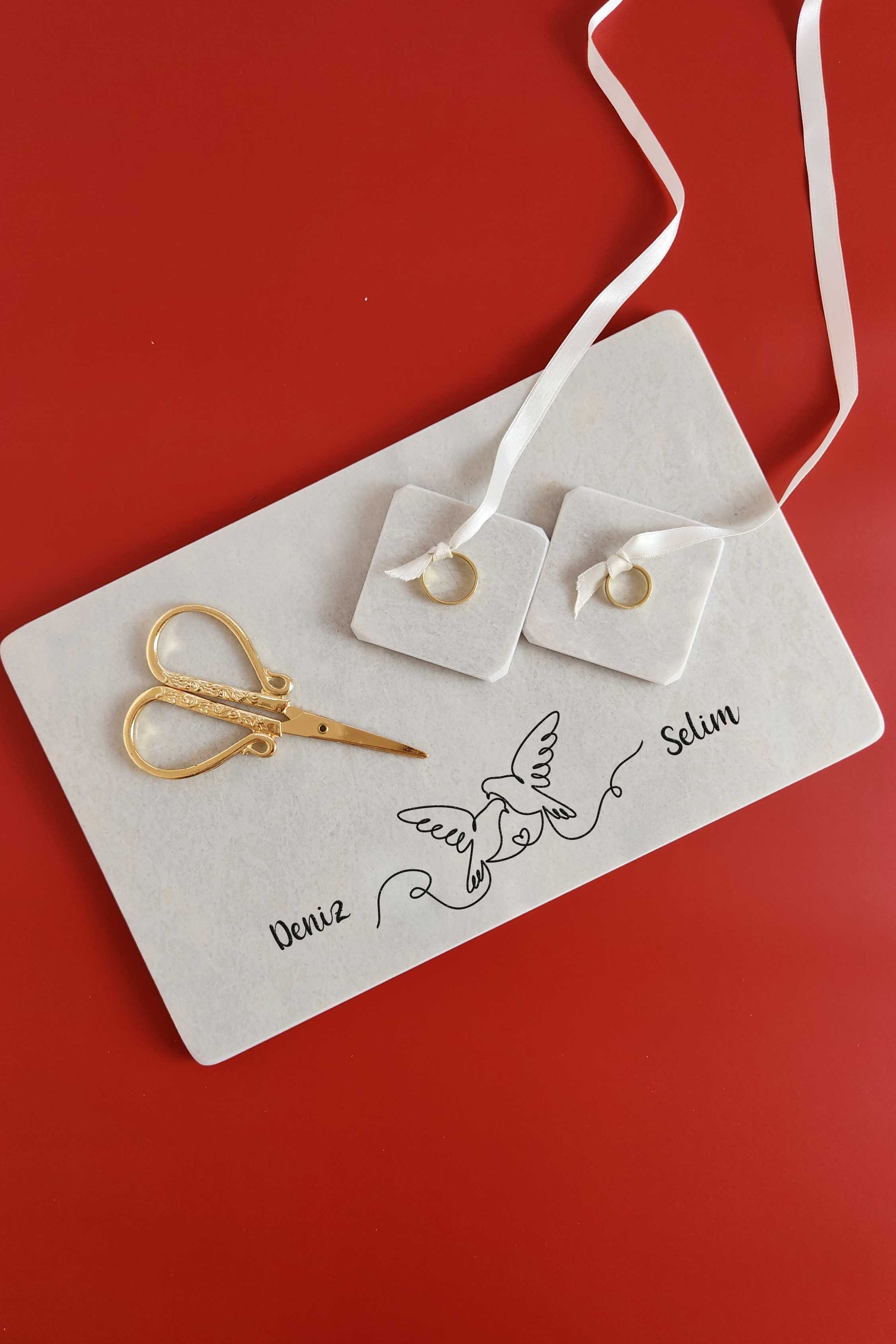 Sevgili Kuşlar - Gerçek İnce Mermer Söz/Nişan Tepsisi (32X20 CM) + Makas + 2 Adet Yüzüklük - Altın