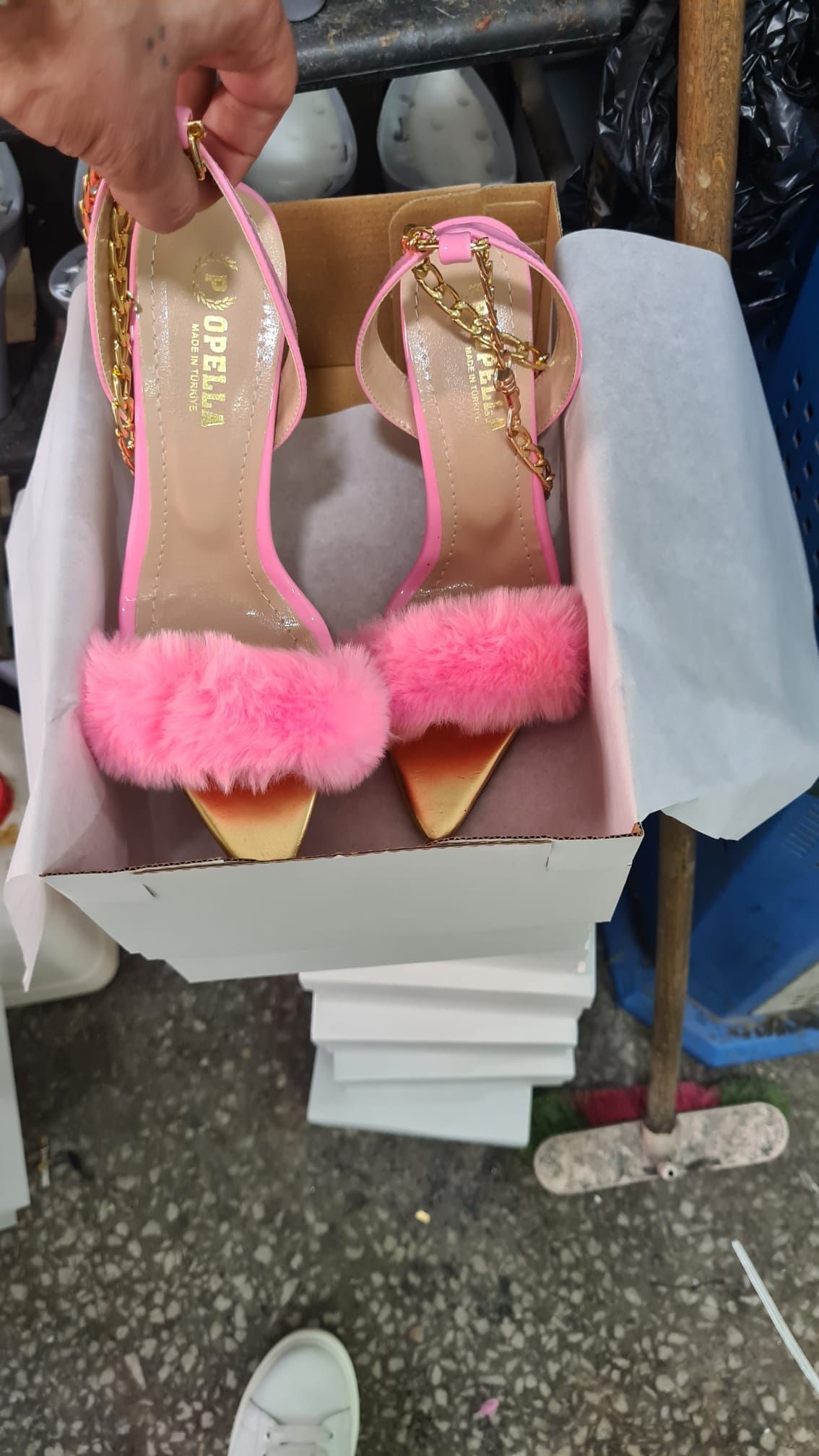 Tüy ve zincir detay  bilekten bağlamalı ayakkabı - Pembe