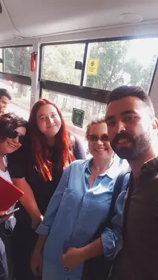 Derse yetişmeye çalışıyoruzdur. Sevim, Merve ben, Erkan.