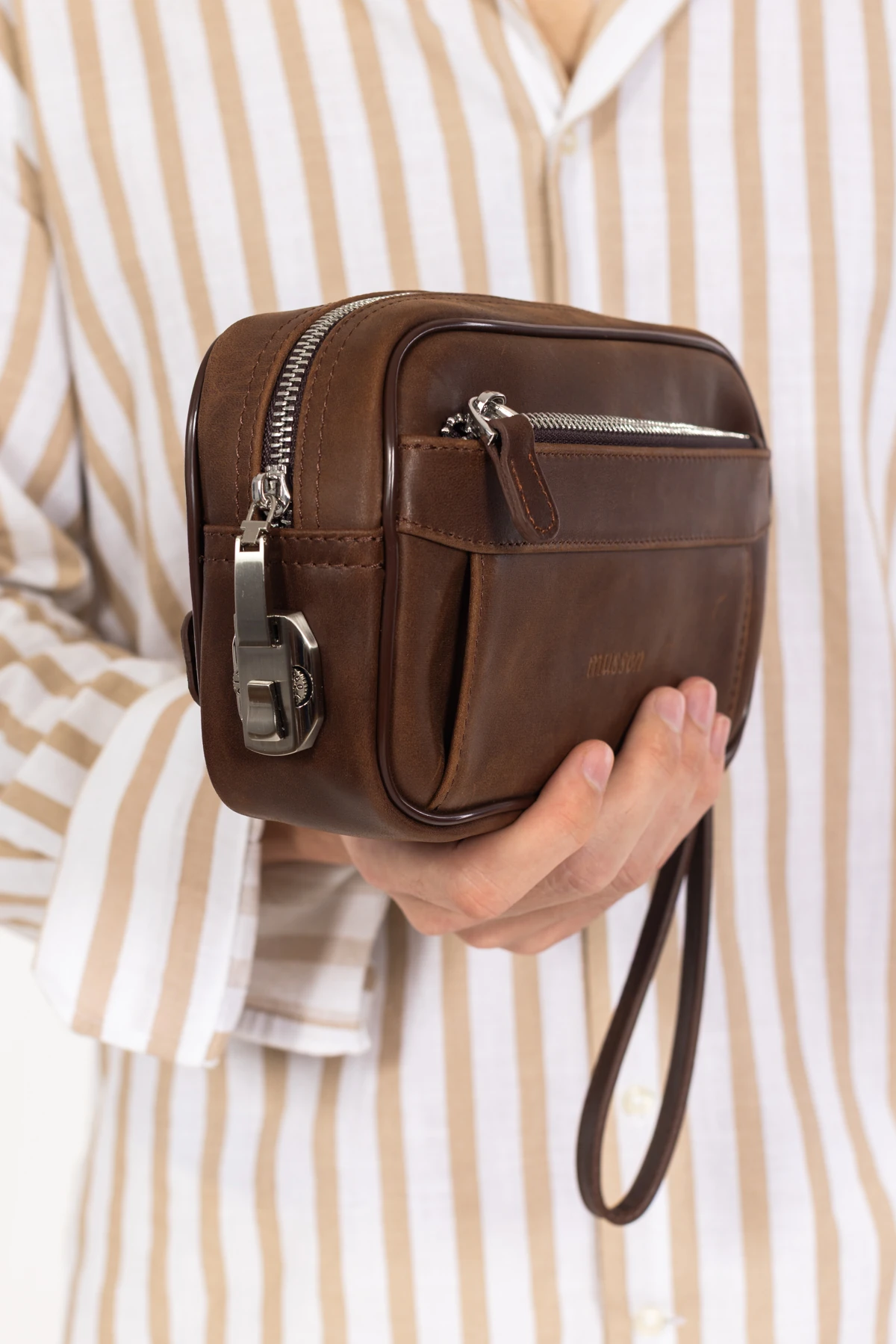 Mussen Monarque Hakiki Dana Derisi Erkek Kilitli El Portföy Çantası – 3 Cepli, Fermuarlı (21x12x6 cm) - Monarque Kahve Asfalt