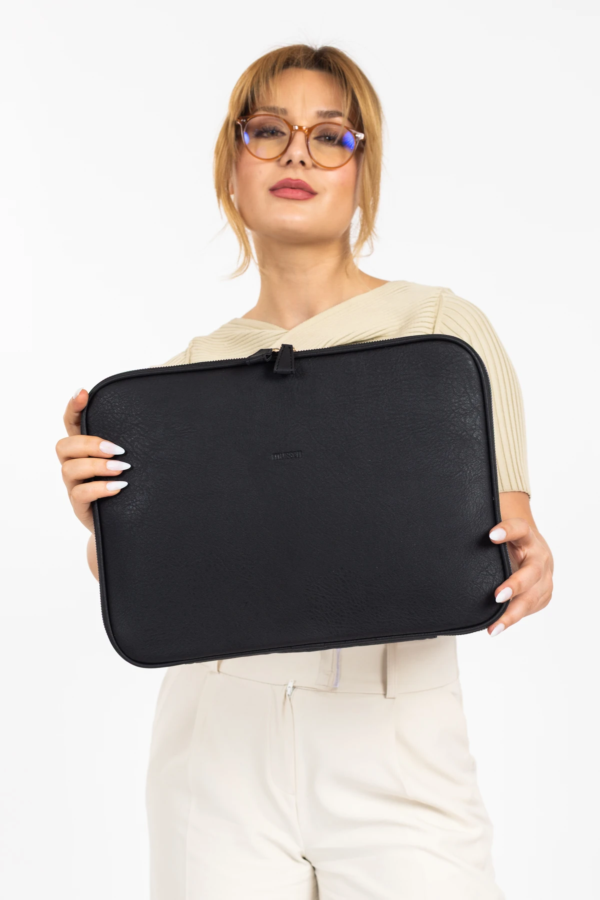 Mussen Laptop & Evrak Kılıfı Macbook Air Pro 13 - 14 inç - Siyah