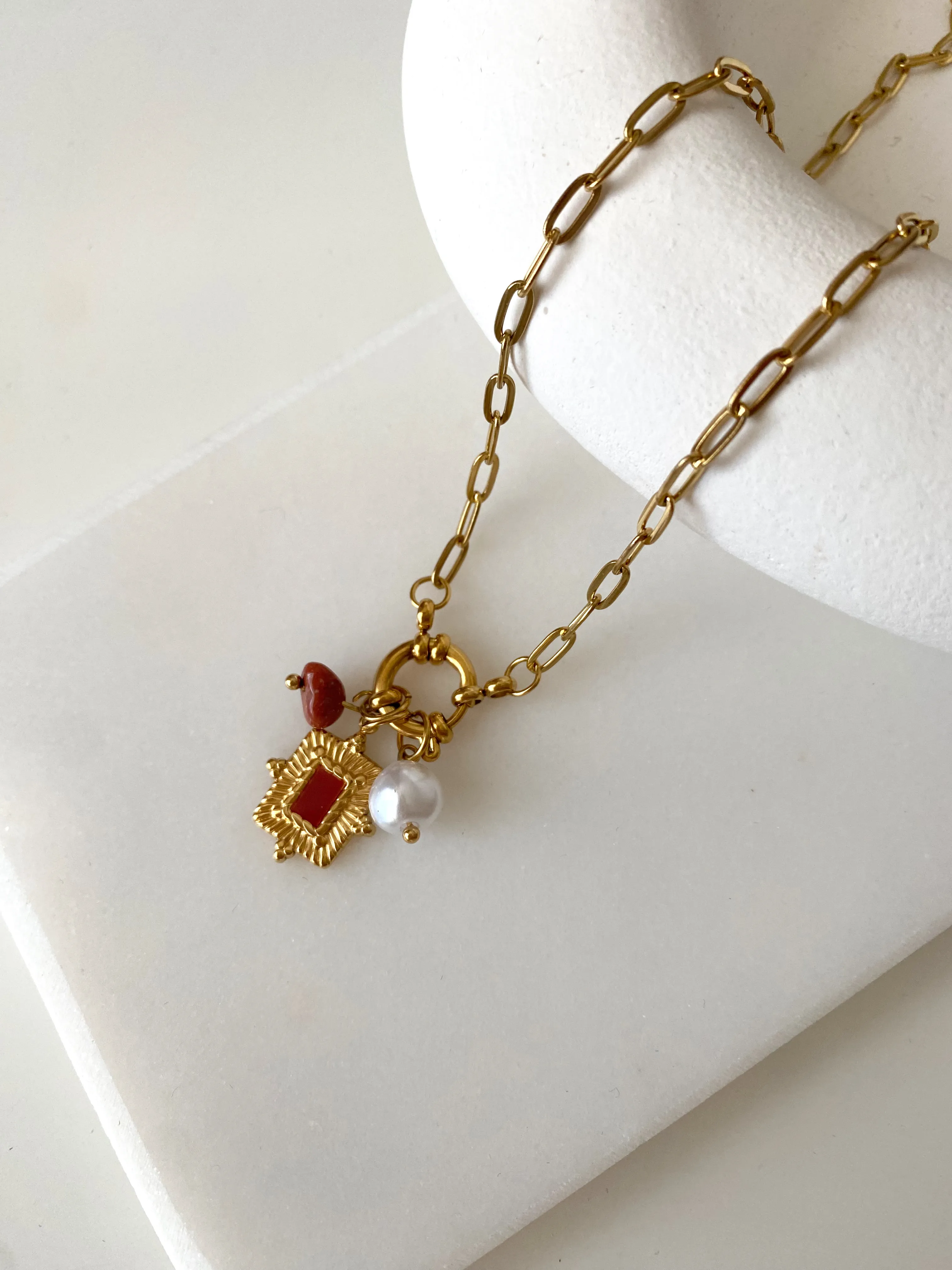 Çelik Doğaltaş ve İnci Detaylı Önden Kapamalı Charm Kolye