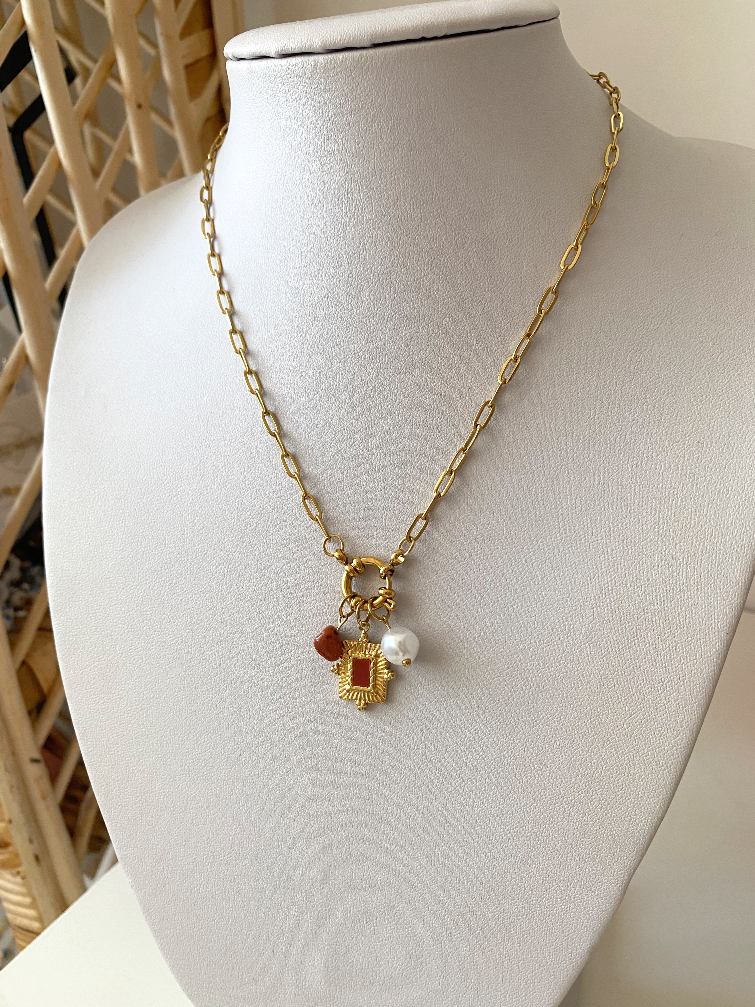 Çelik Doğaltaş ve İnci Detaylı Önden Kapamalı Charm Kolye