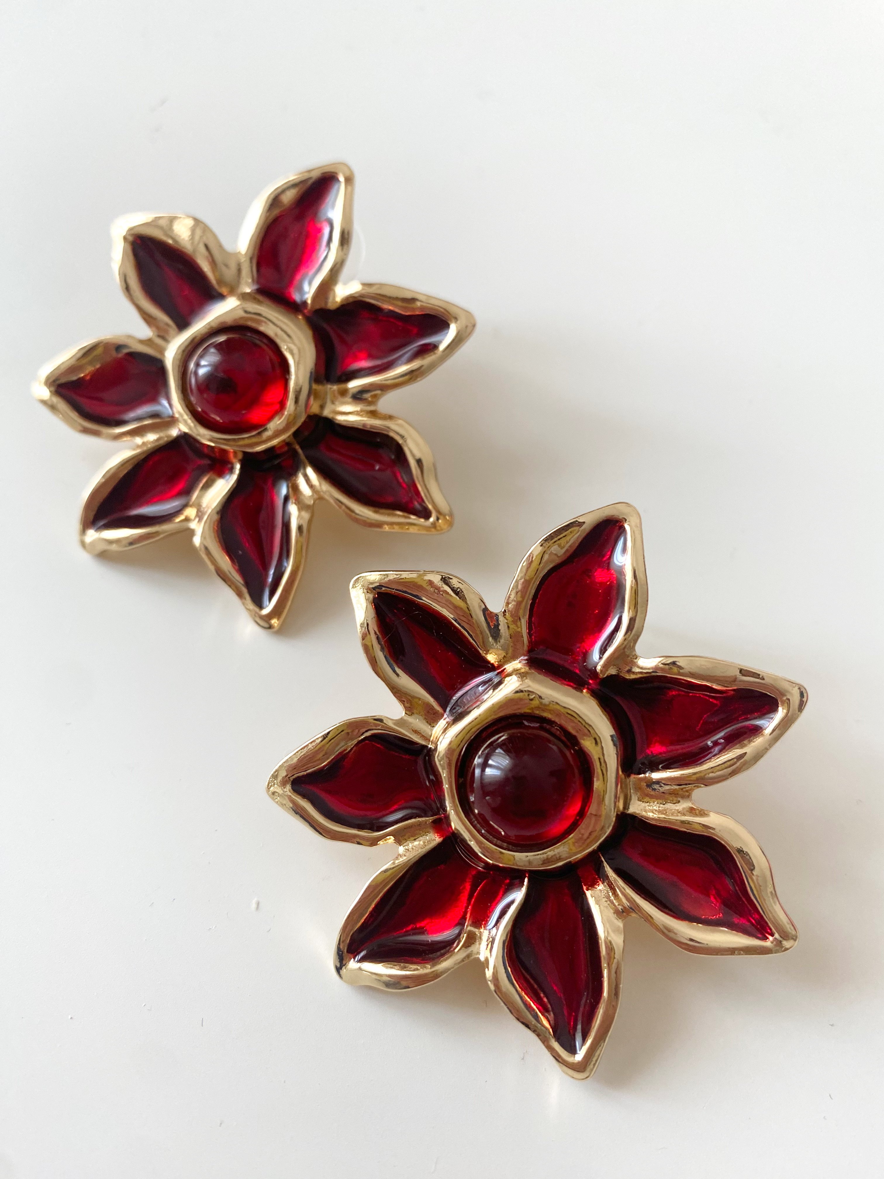Gold Kenarlı Kırmızı Çiçek Küpe