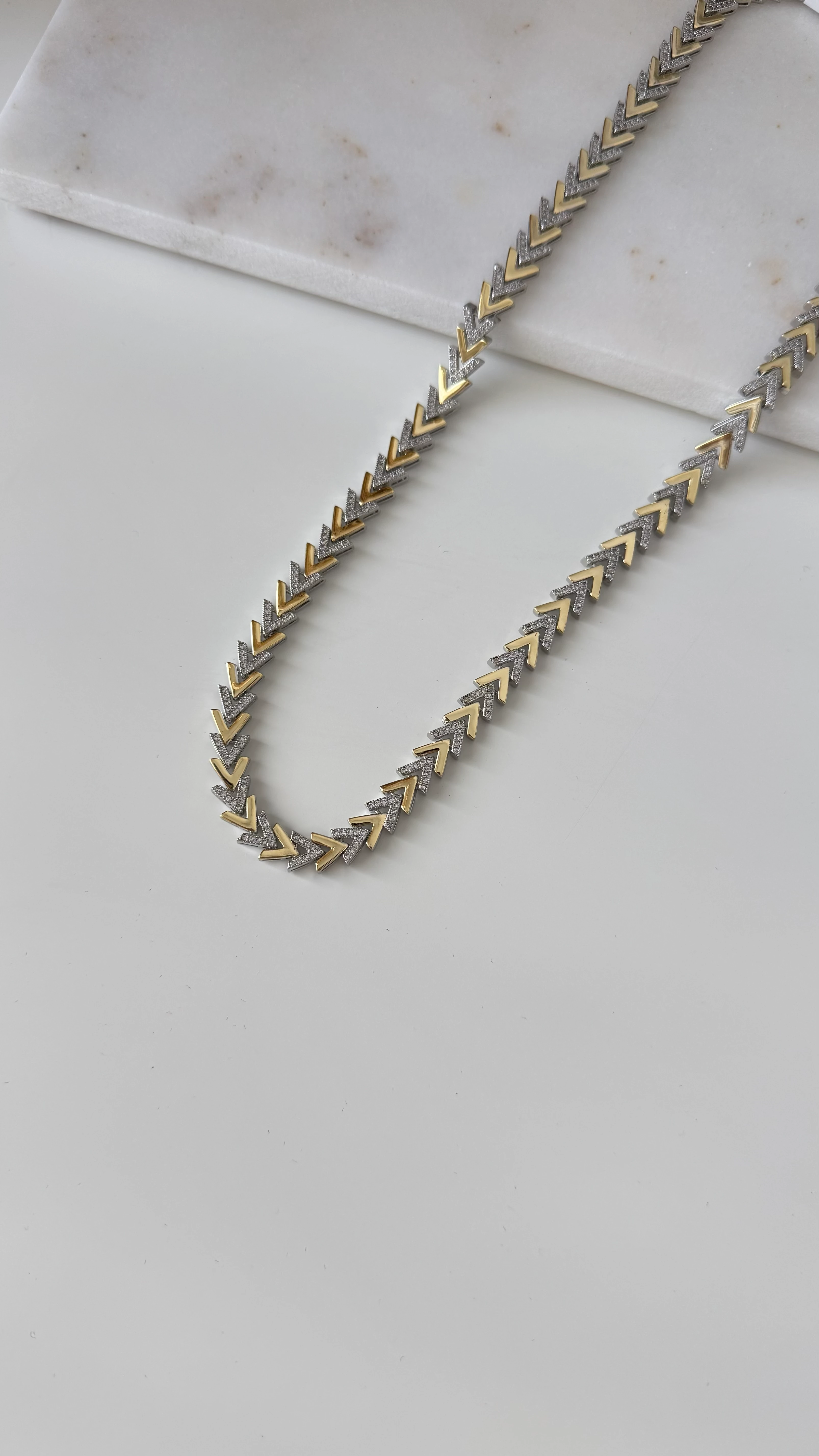 Kuyum İşçilikli Özel Seri Ok Plaka Kolye