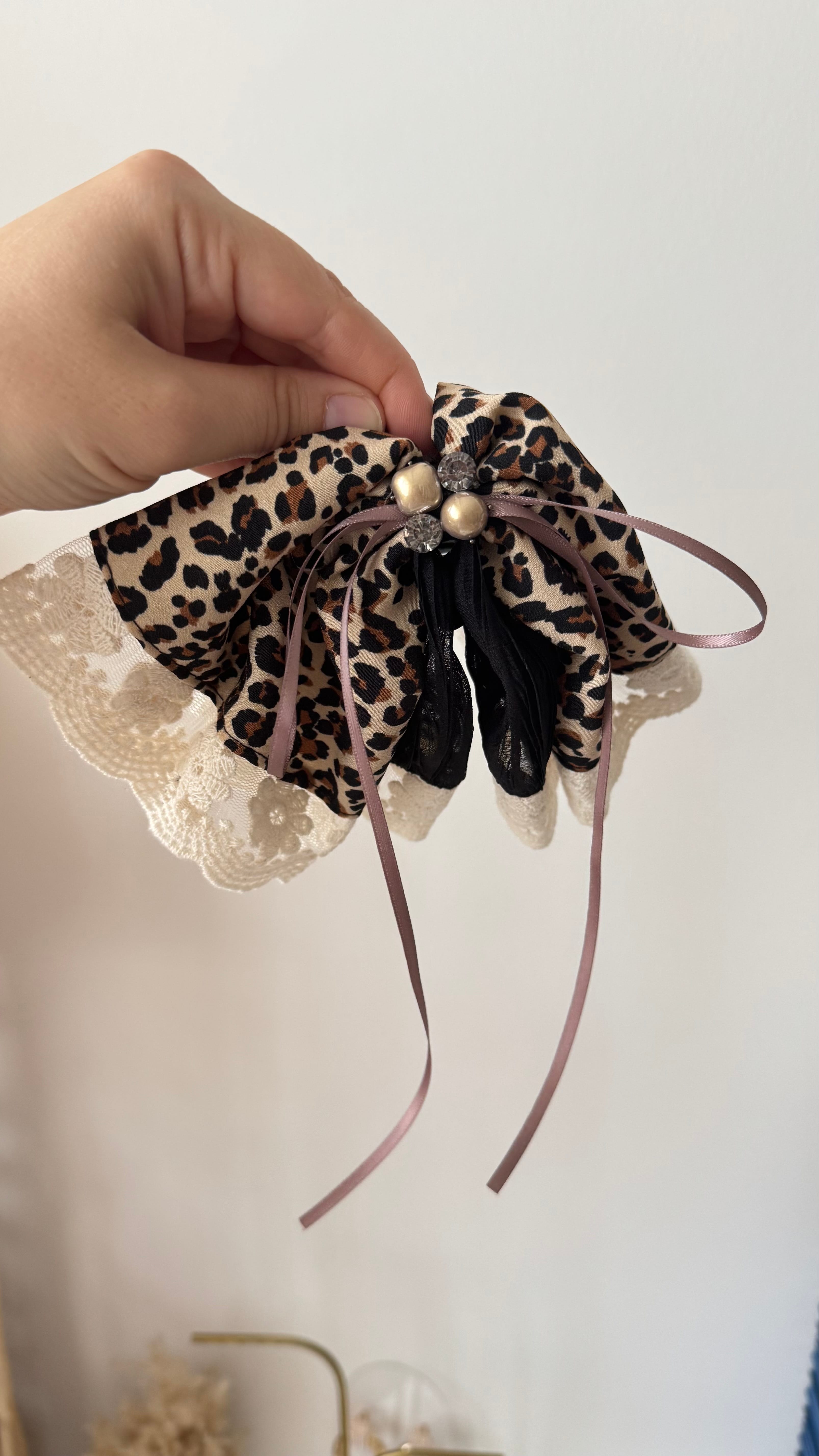 Vintage Leopar Desenli Tül Detay Kıstırmalı Toka