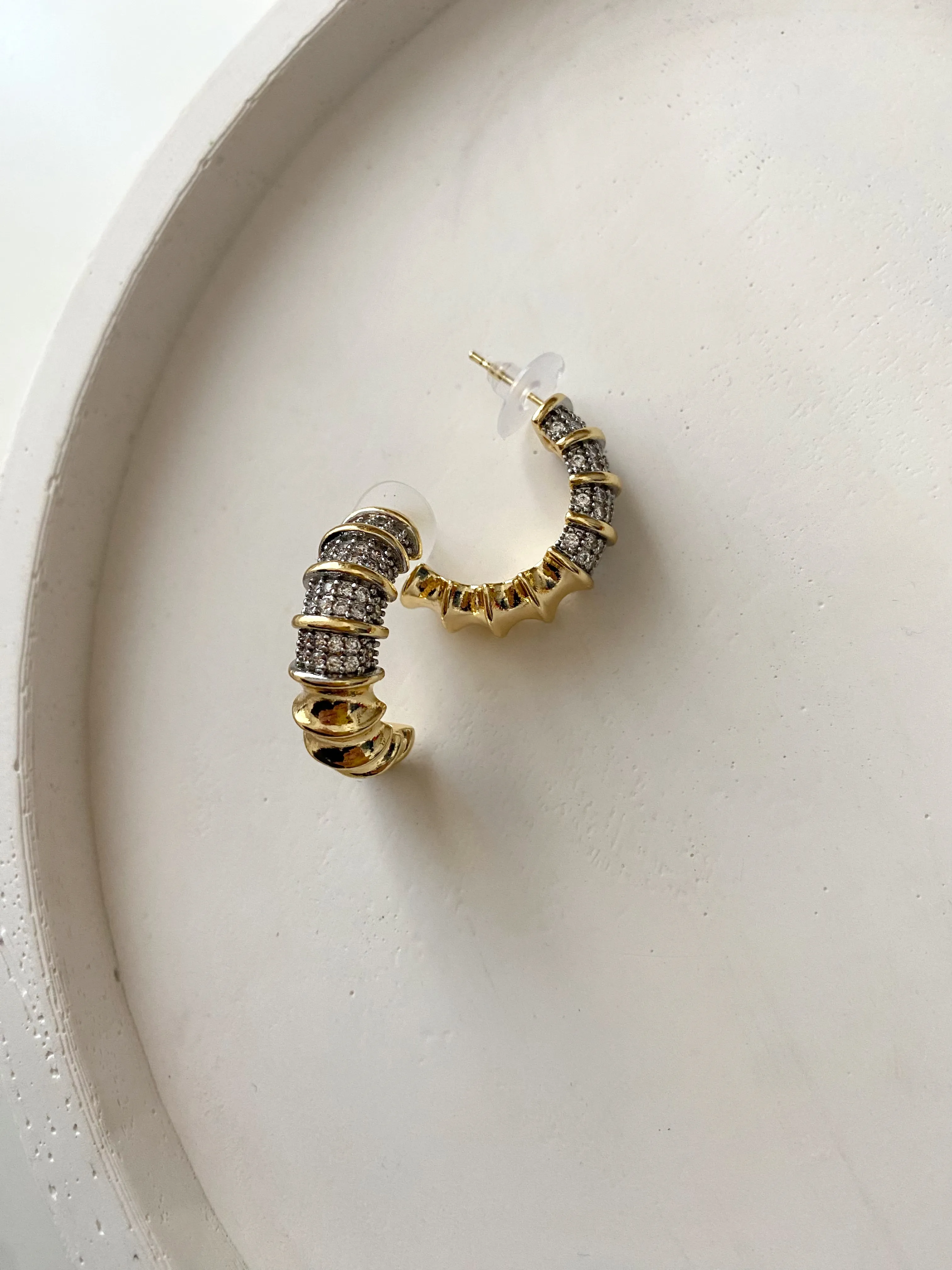 Zirkon Taşlı Yarım Halka Küpe