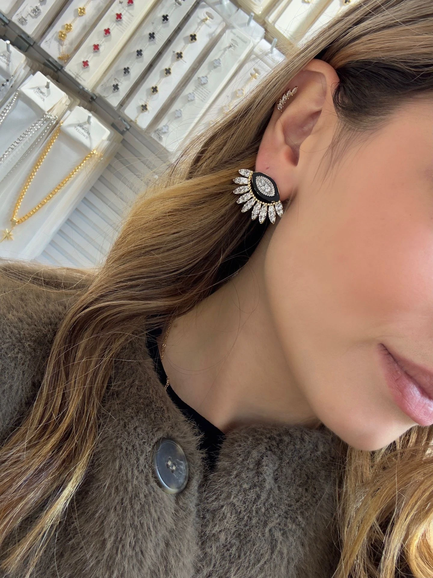 Zirkon Taş Detay Siyah Göz Küpe