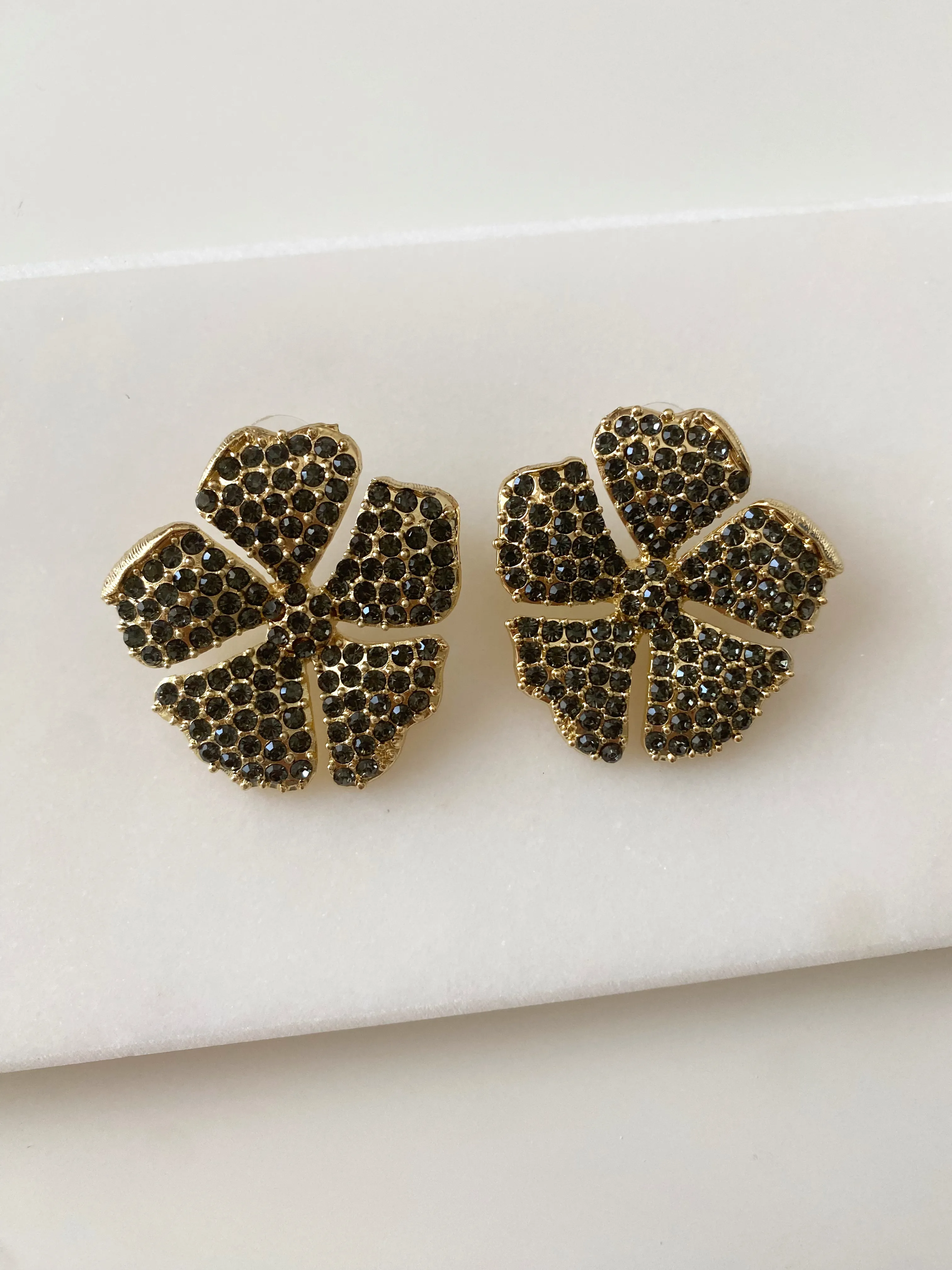 ZR Marka Kabartmalı Çiçek Taşlı Küpe