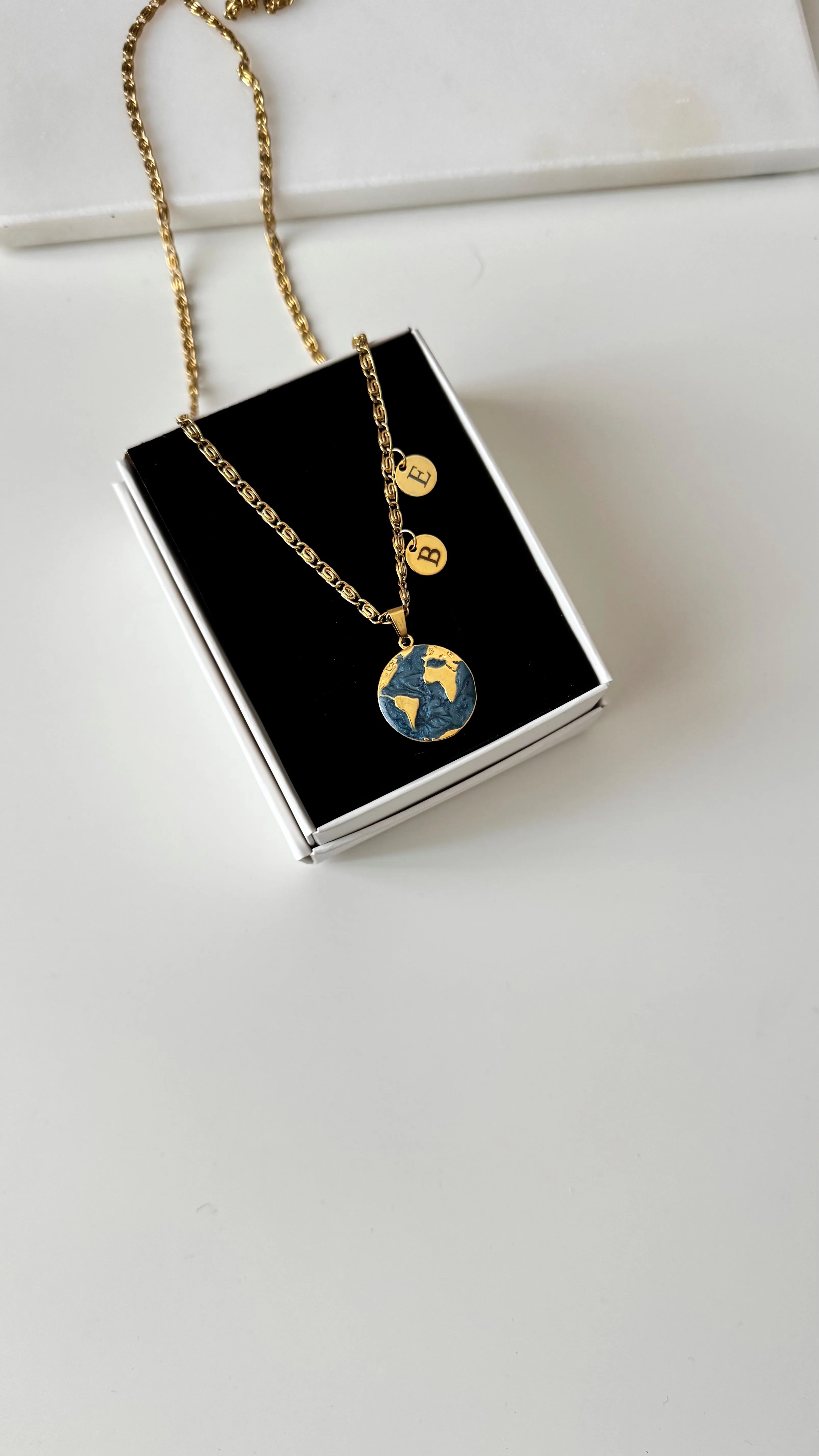 Çelik Desenli Zincirli Dünya Kolye