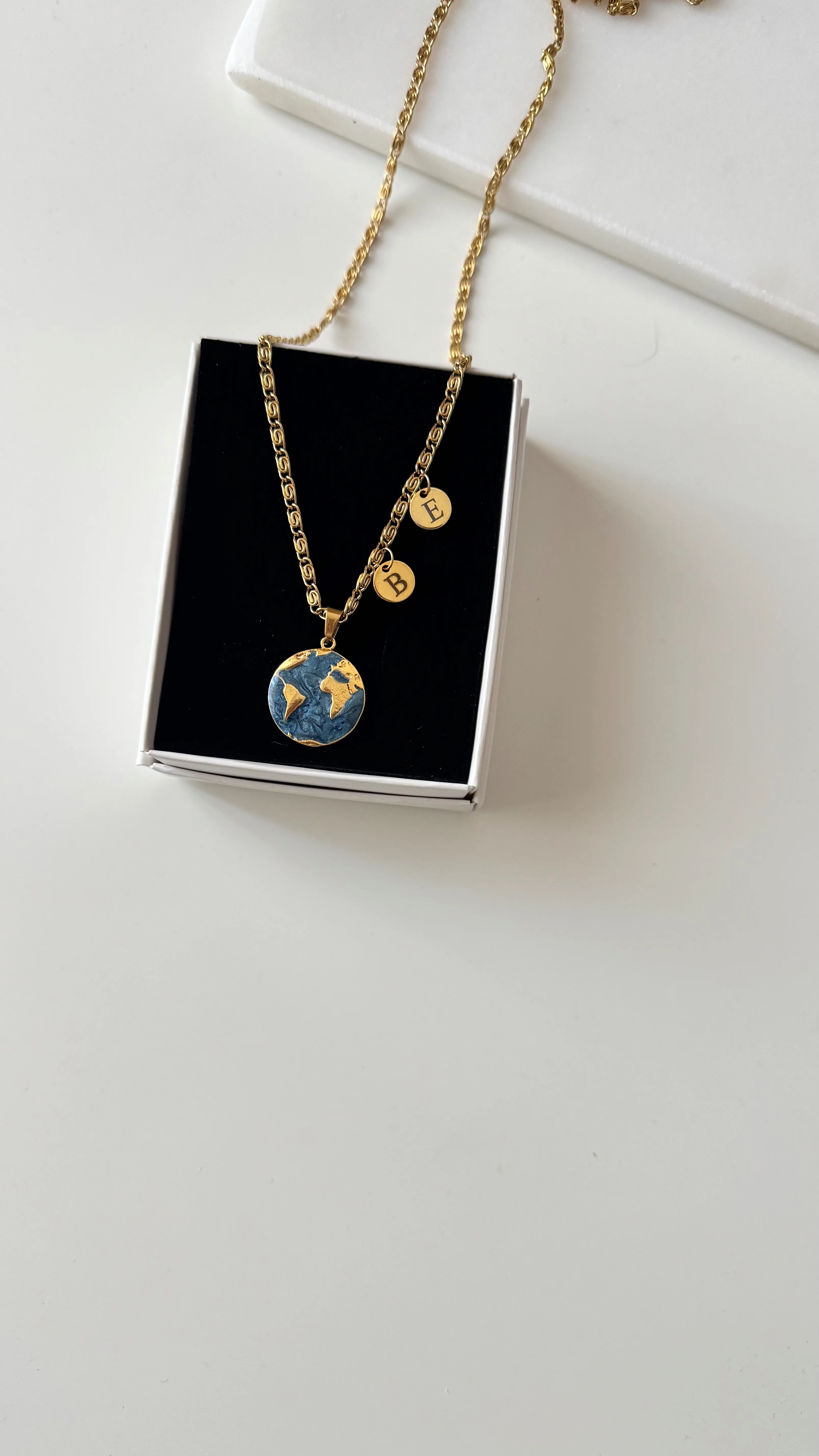 Çelik Desenli Zincirli Dünya Kolye