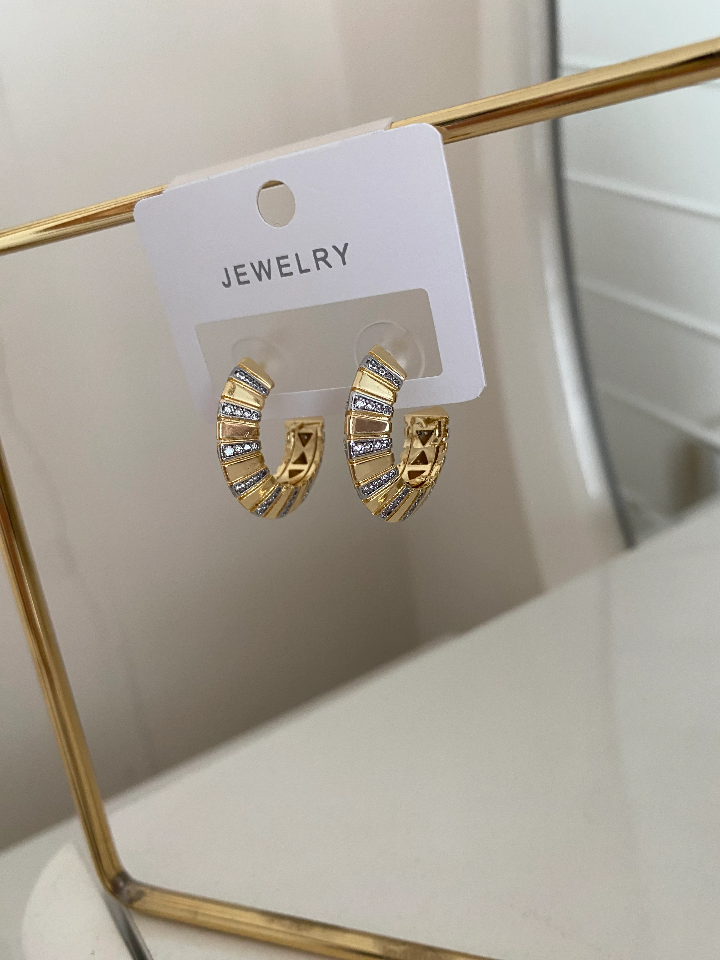 Özel Seri Zirkon Taşlı Yan Şerit Küpe