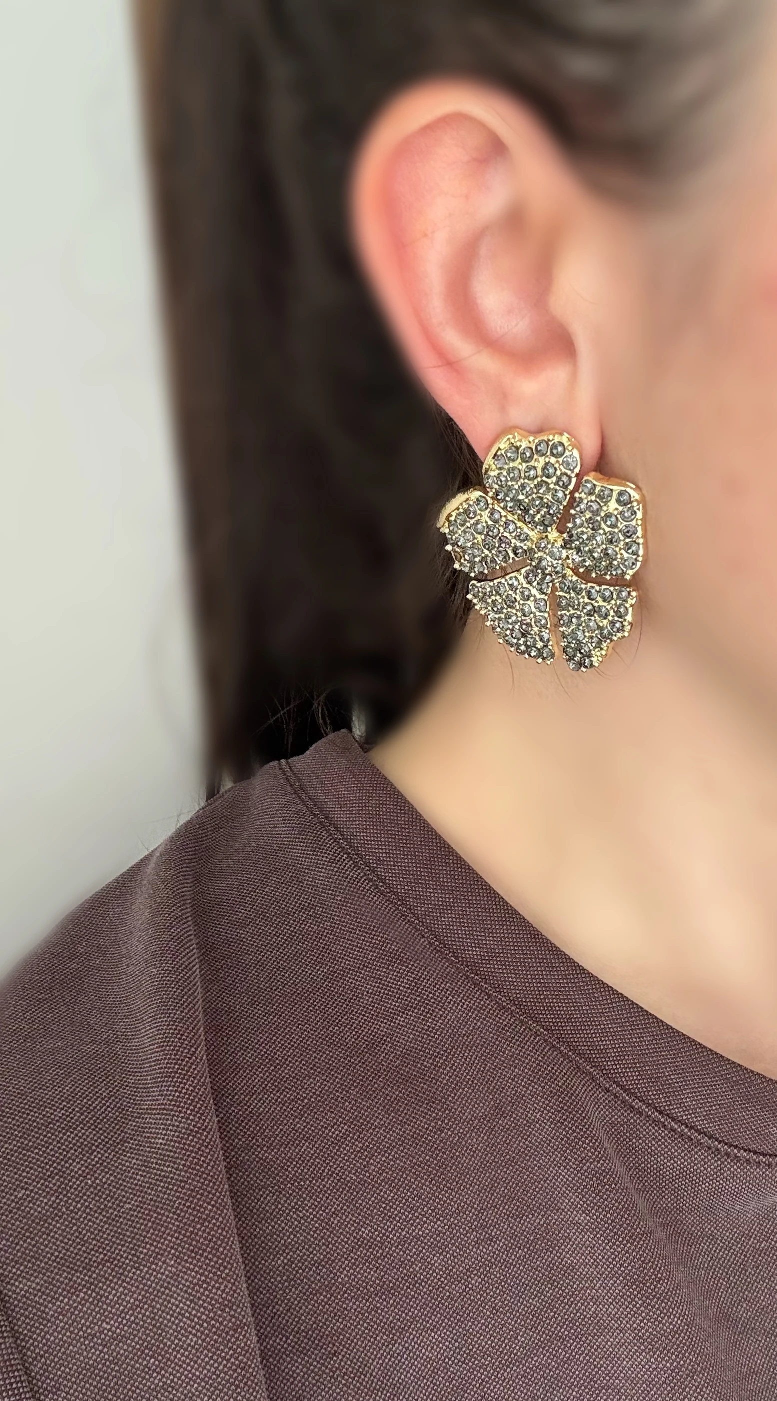 ZR Marka Kabartmalı Çiçek Taşlı Küpe