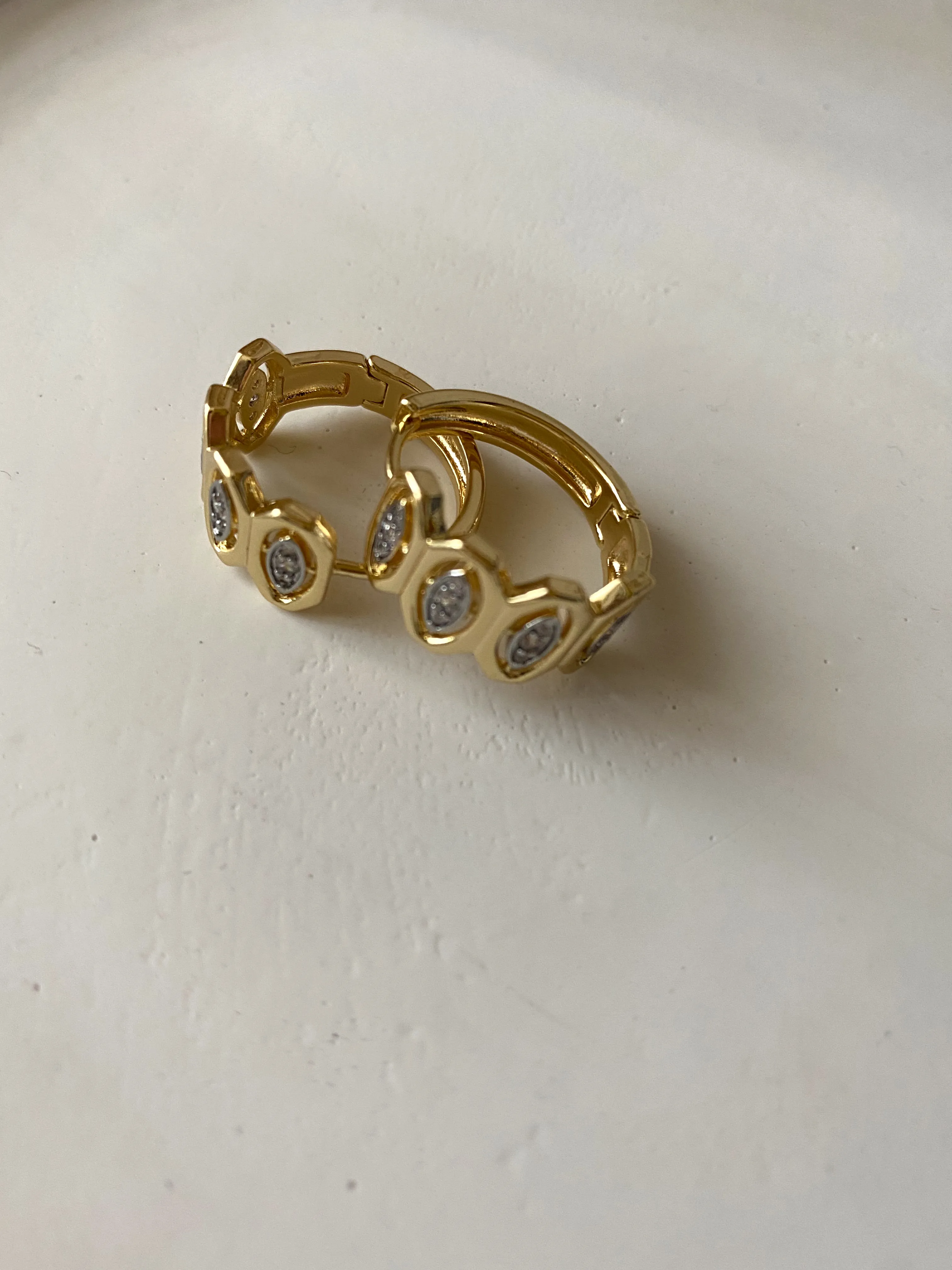 Taşlı Desenli Halka Küpe