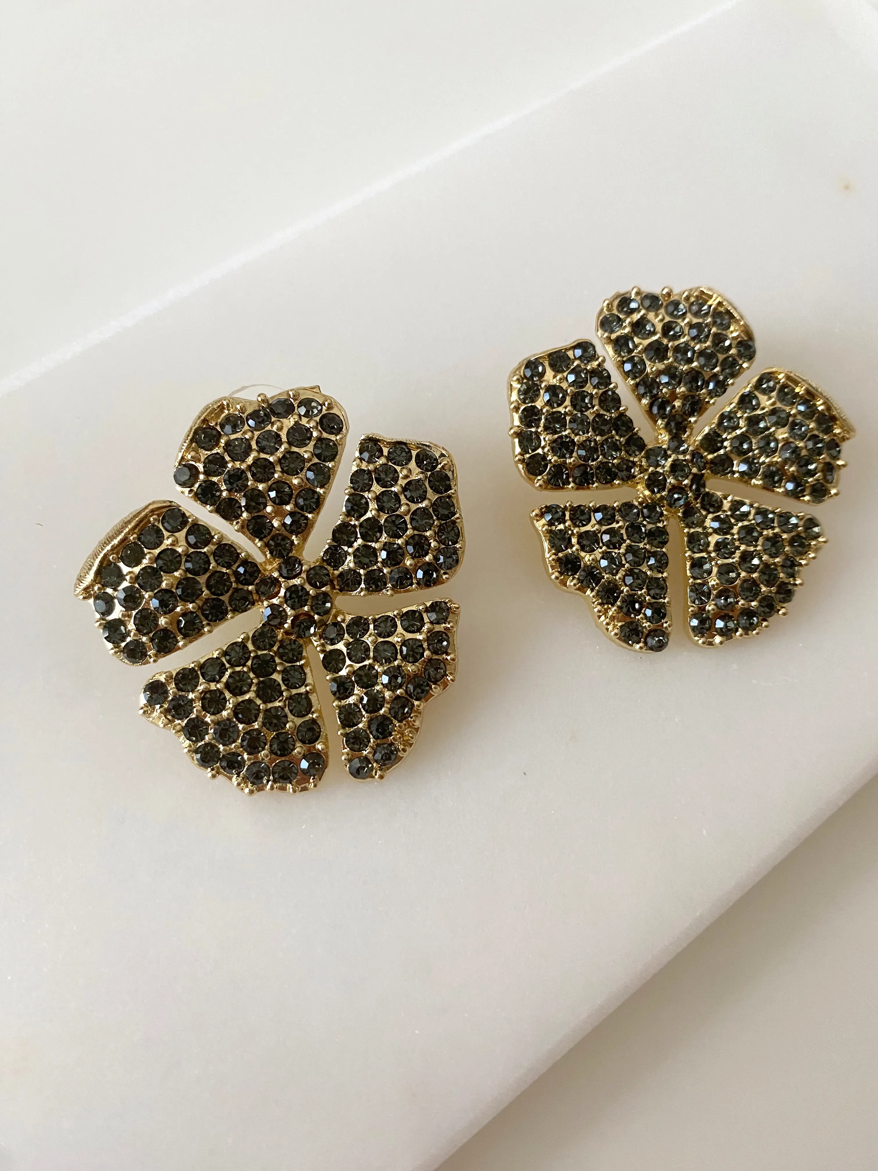 ZR Marka Kabartmalı Çiçek Taşlı Küpe