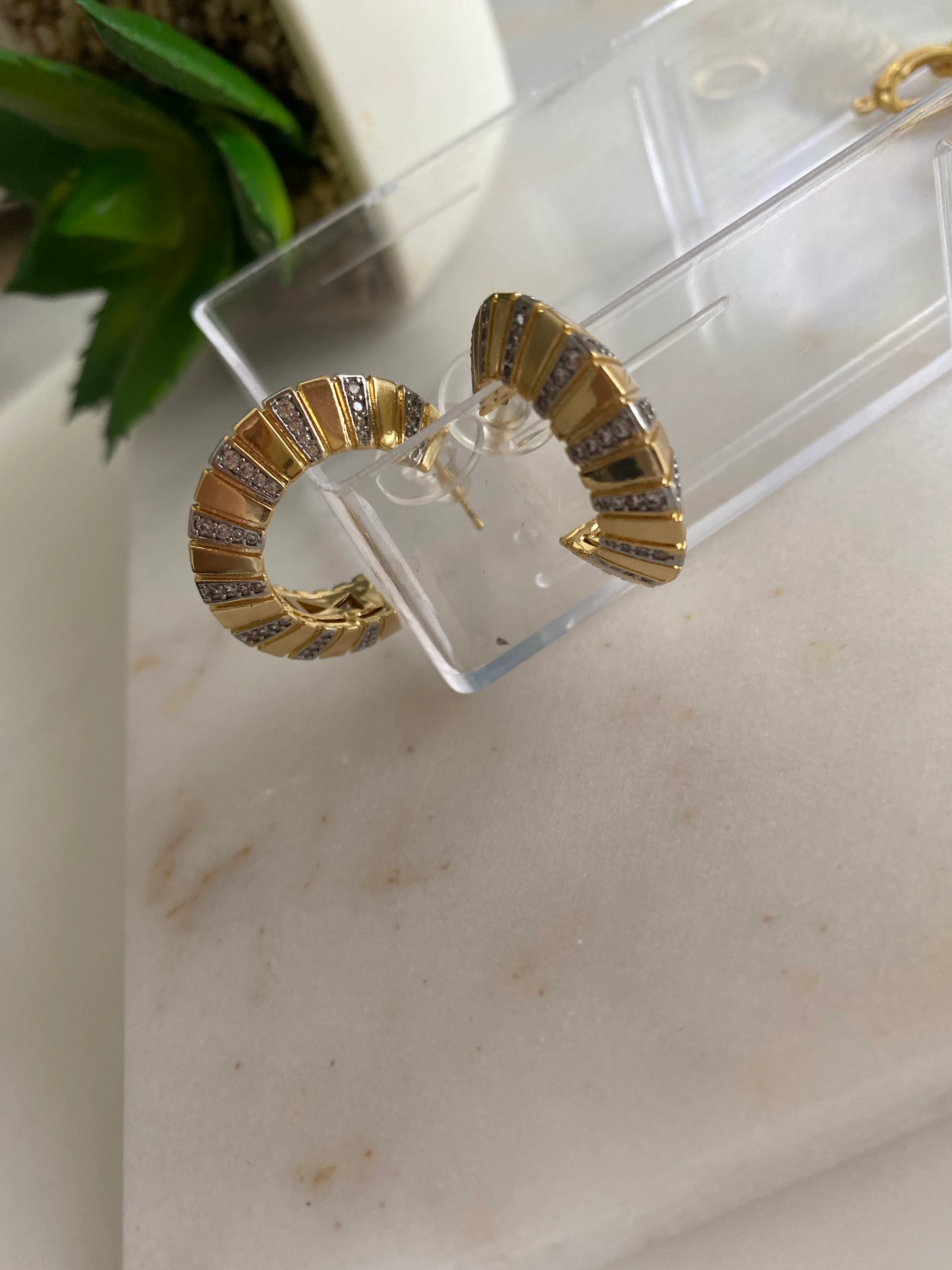 Özel Seri Zirkon Taşlı Yan Şerit Küpe