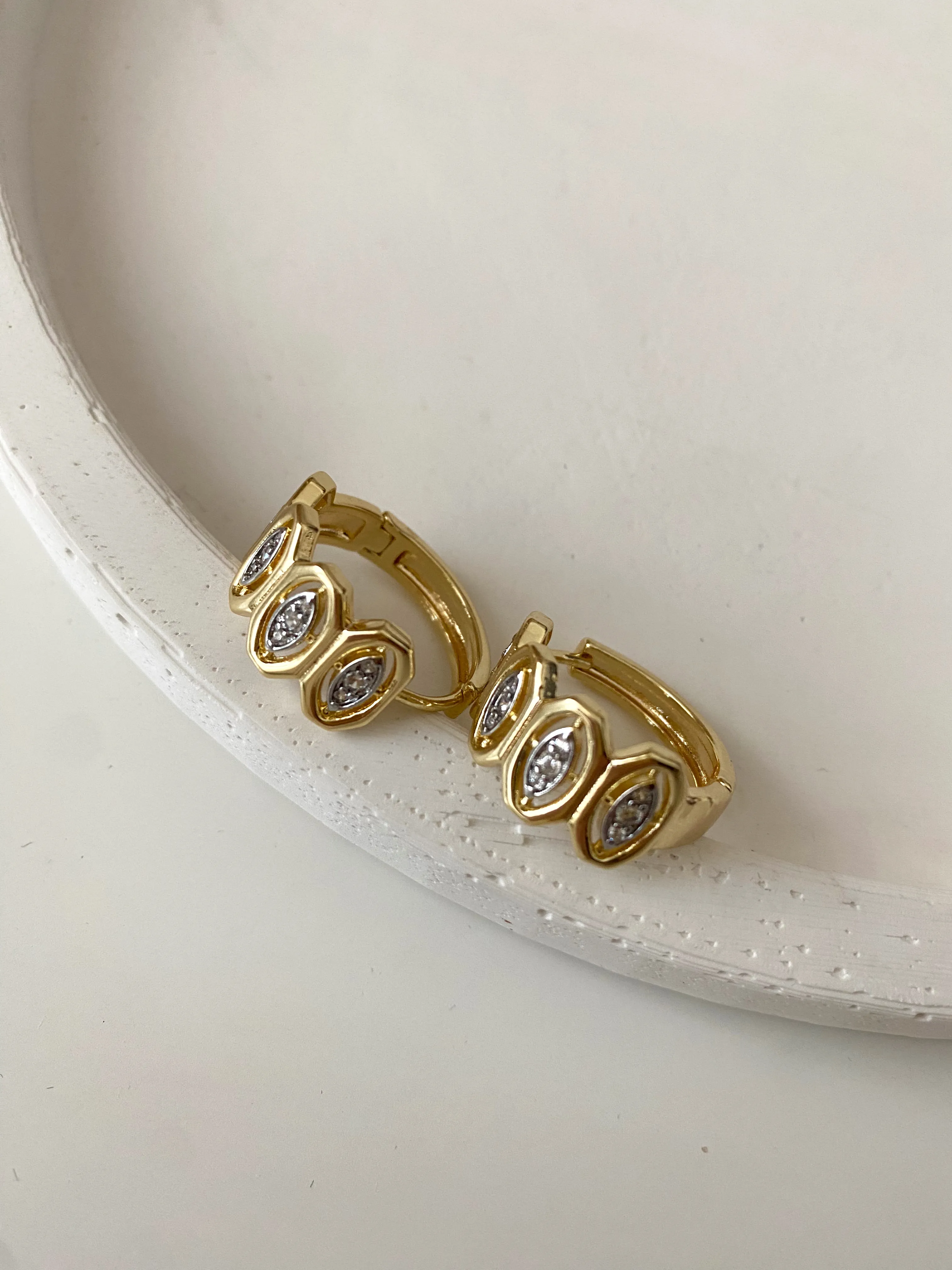 Taşlı Desenli Halka Küpe