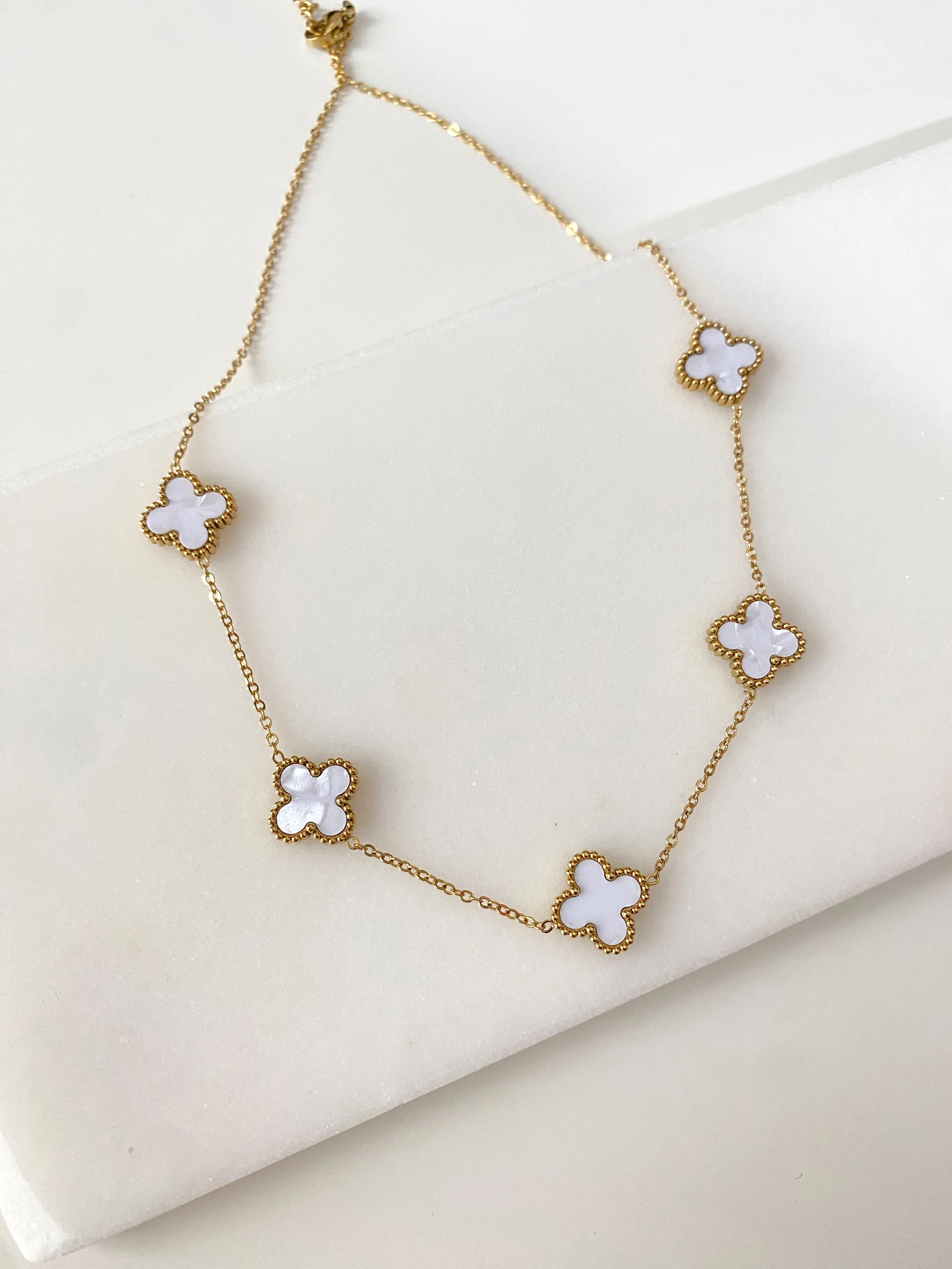 Çelik 5 Yonca Beyaz Kolye