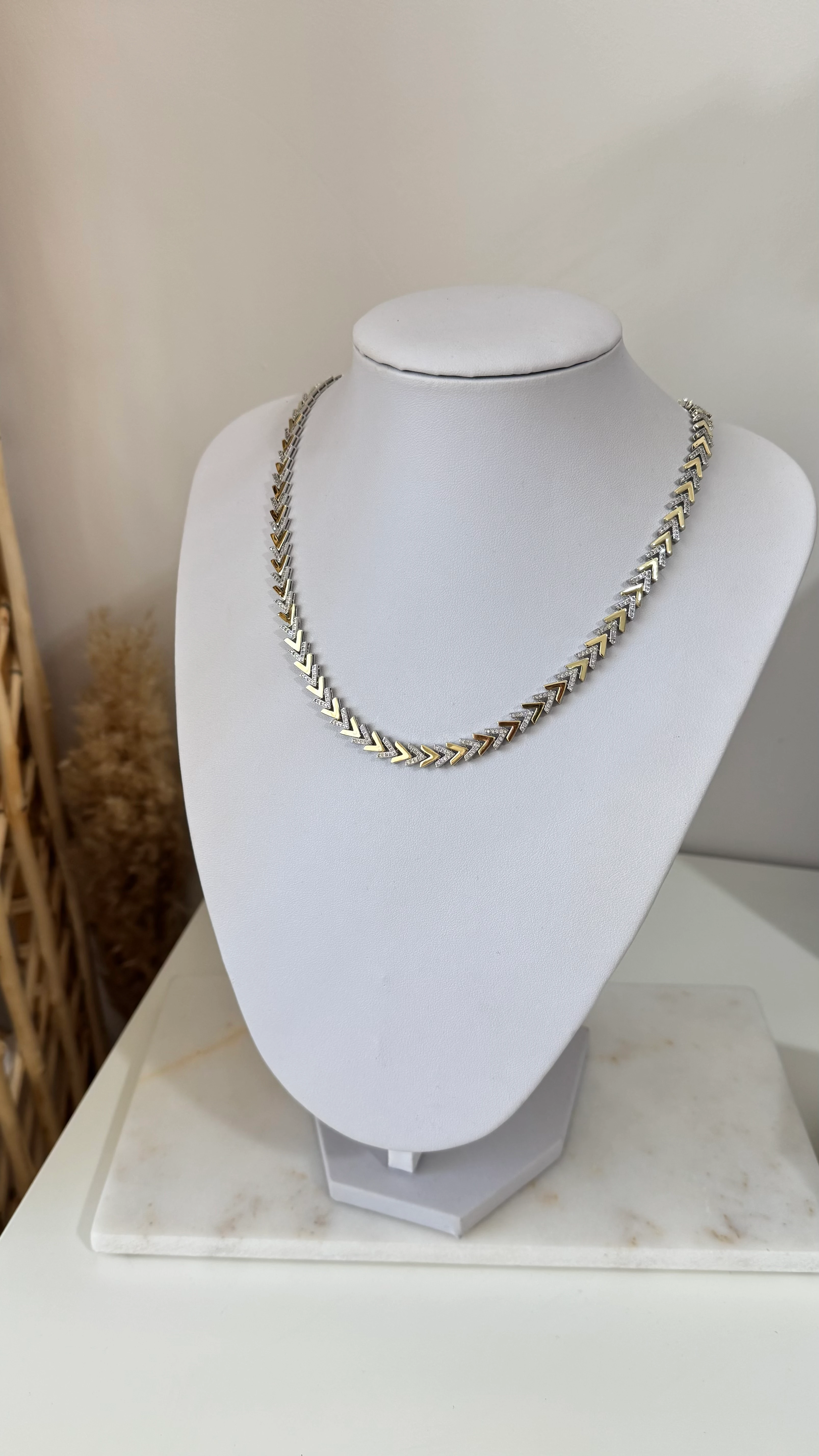 Kuyum İşçilikli Özel Seri Ok Plaka Kolye