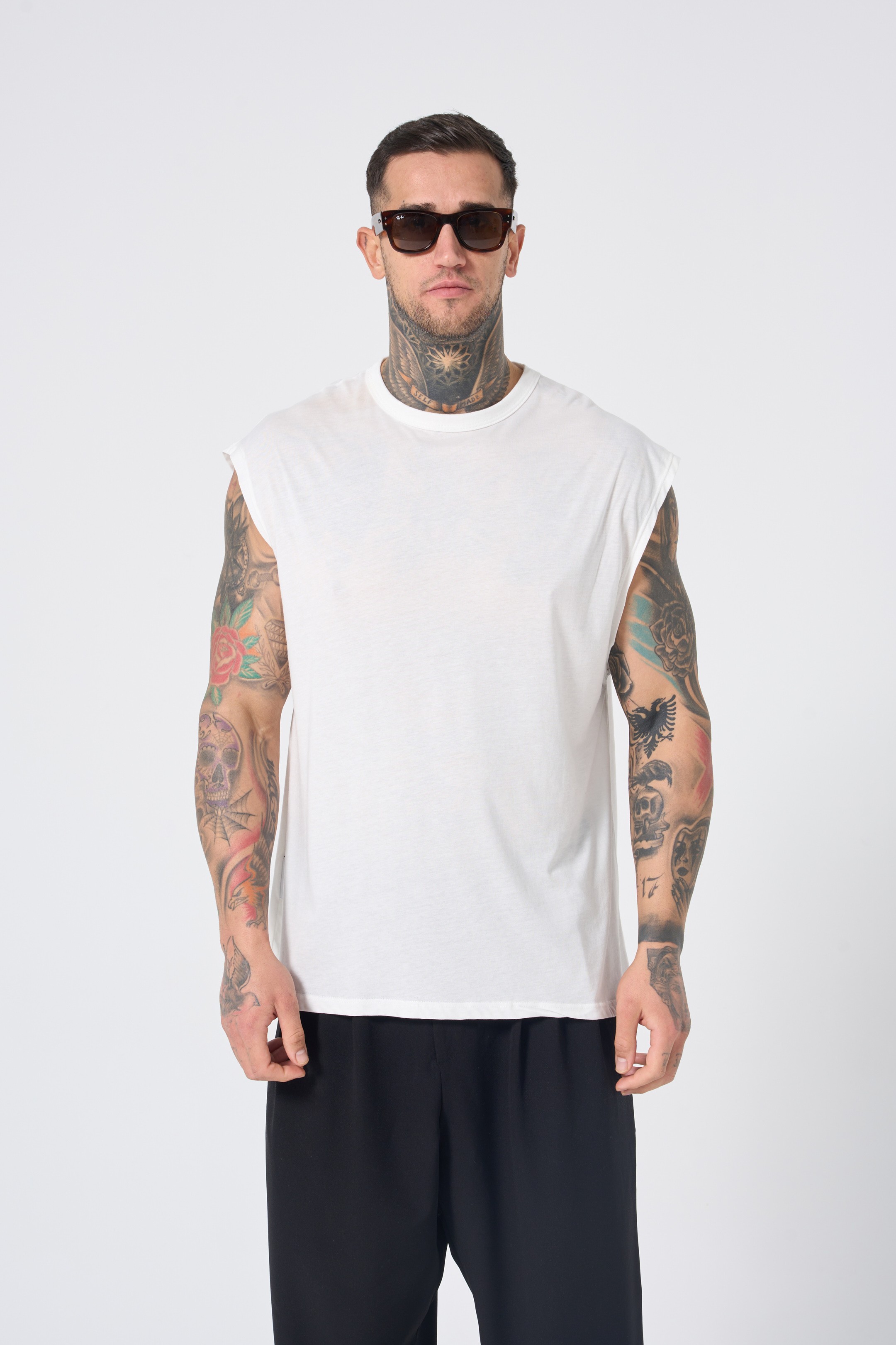 Hole Kolsuz Beyaz Basic T-Shirt
