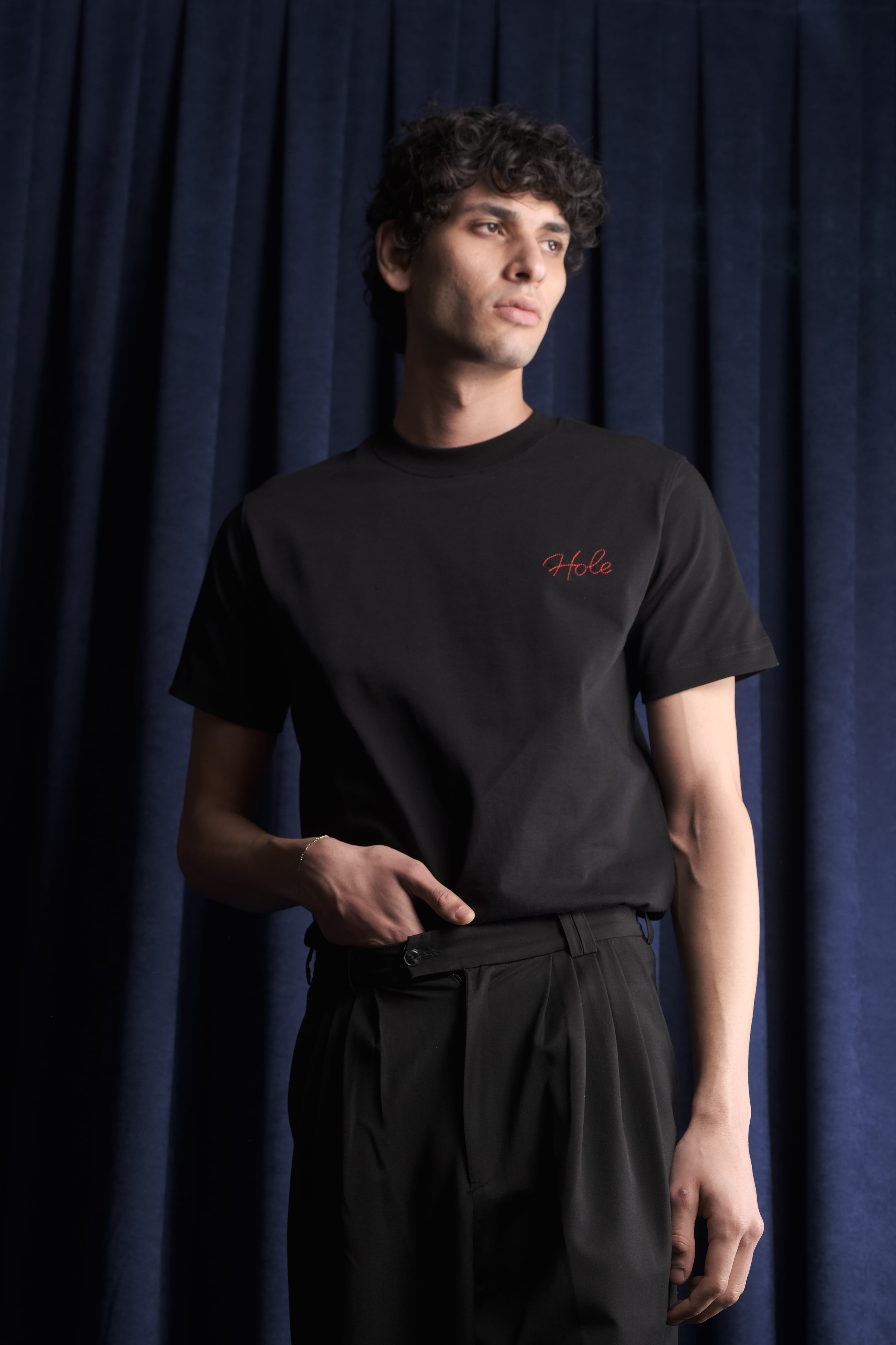 Hole Nakış Detay Basic T-Shirt