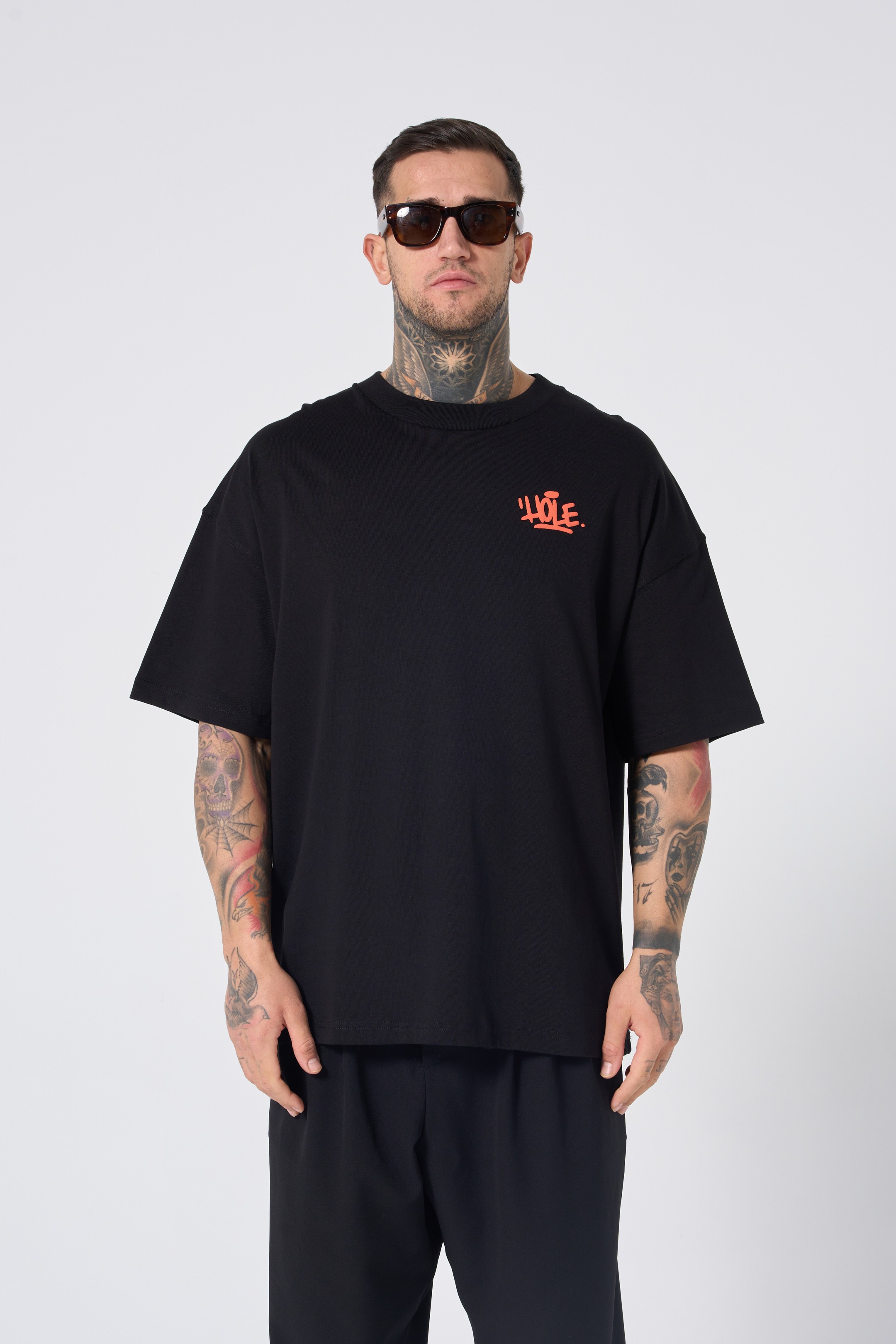 Hole Oversize T-shirt w/ graffiti print - BLACK