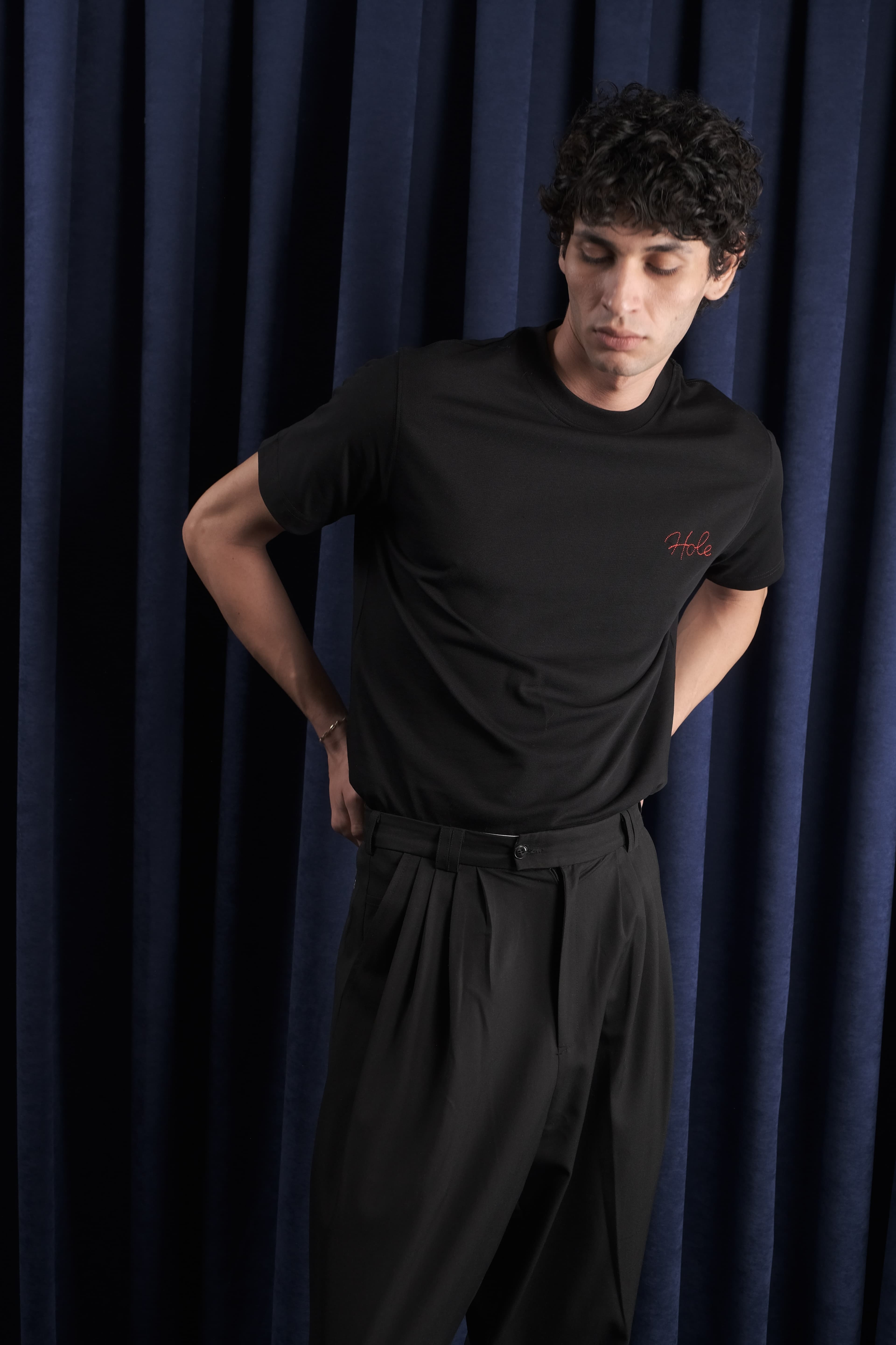 Hole Nakış Detay Basic T-Shirt
