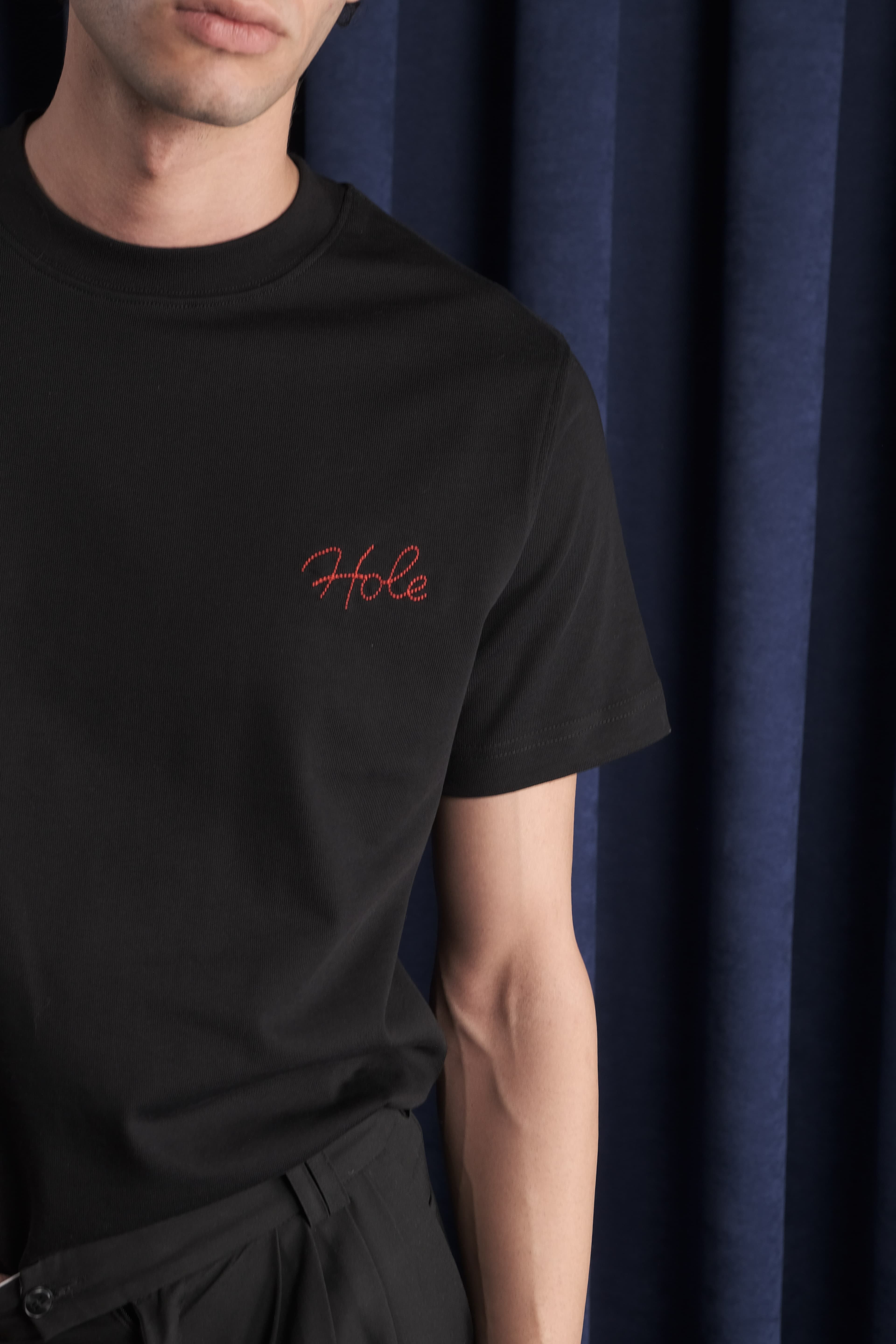 Hole Nakış Detay Basic T-Shirt