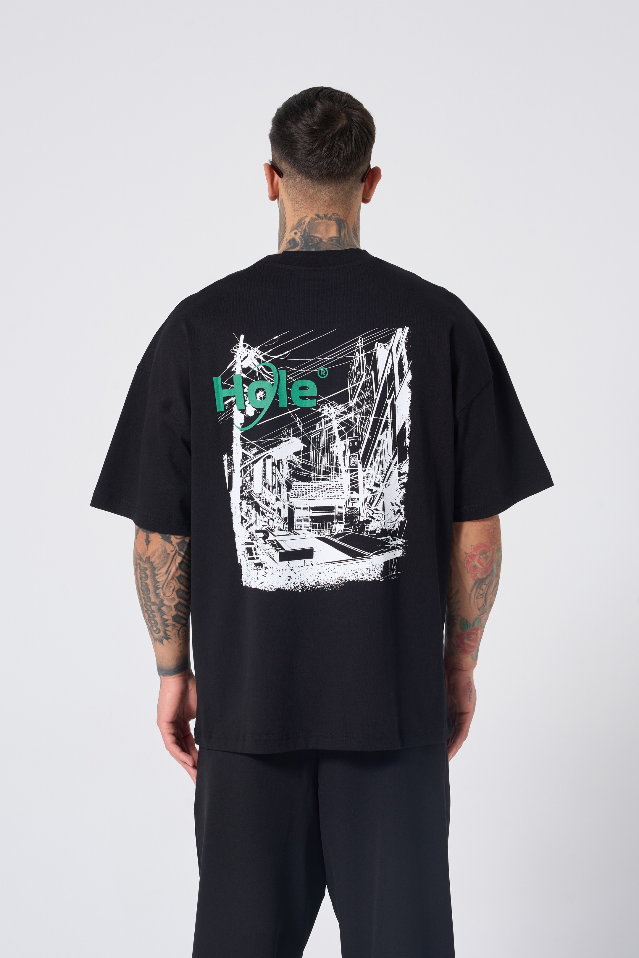 Hole Tshirt w/street print - BLACK