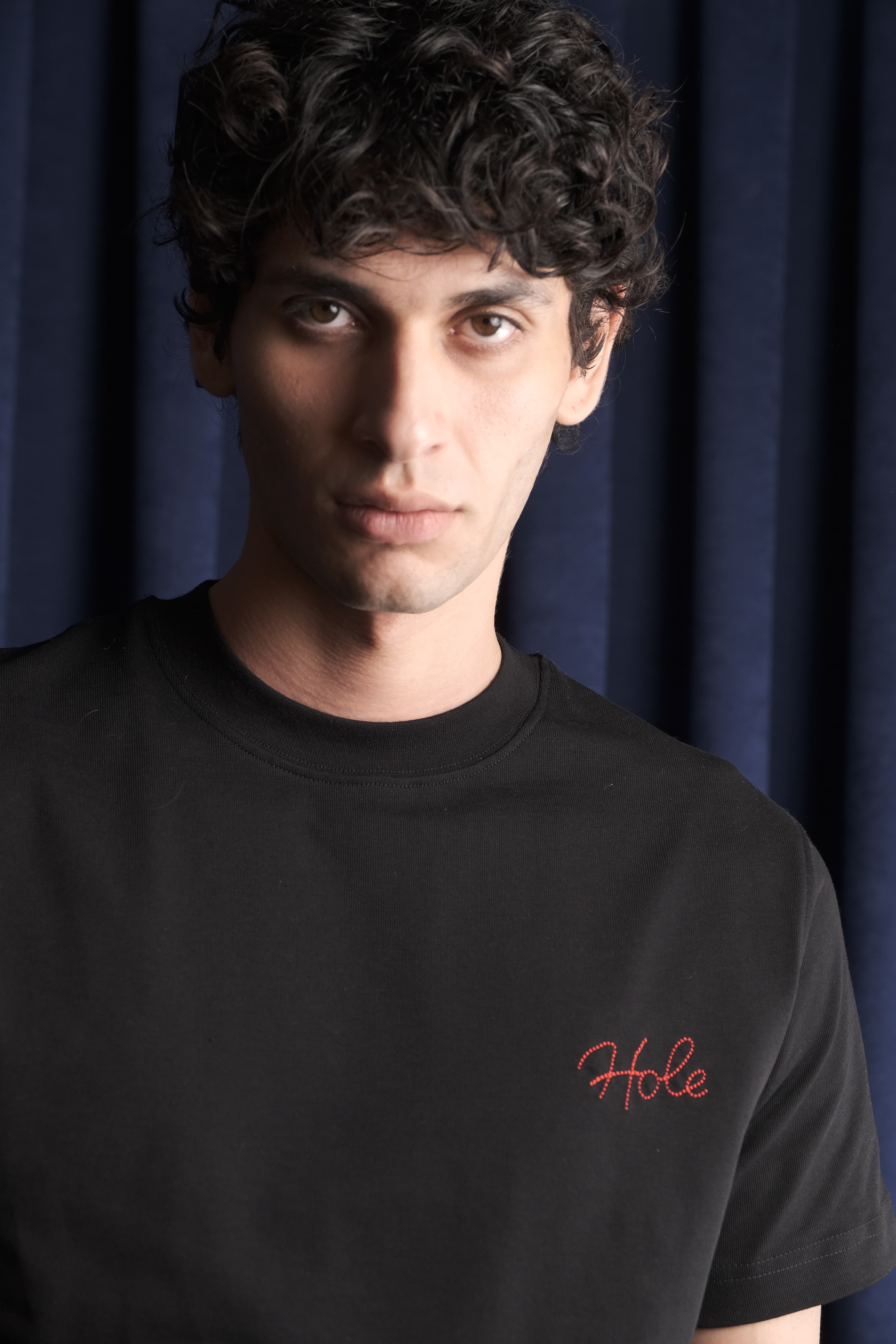Hole Nakış Detay Basic T-Shirt