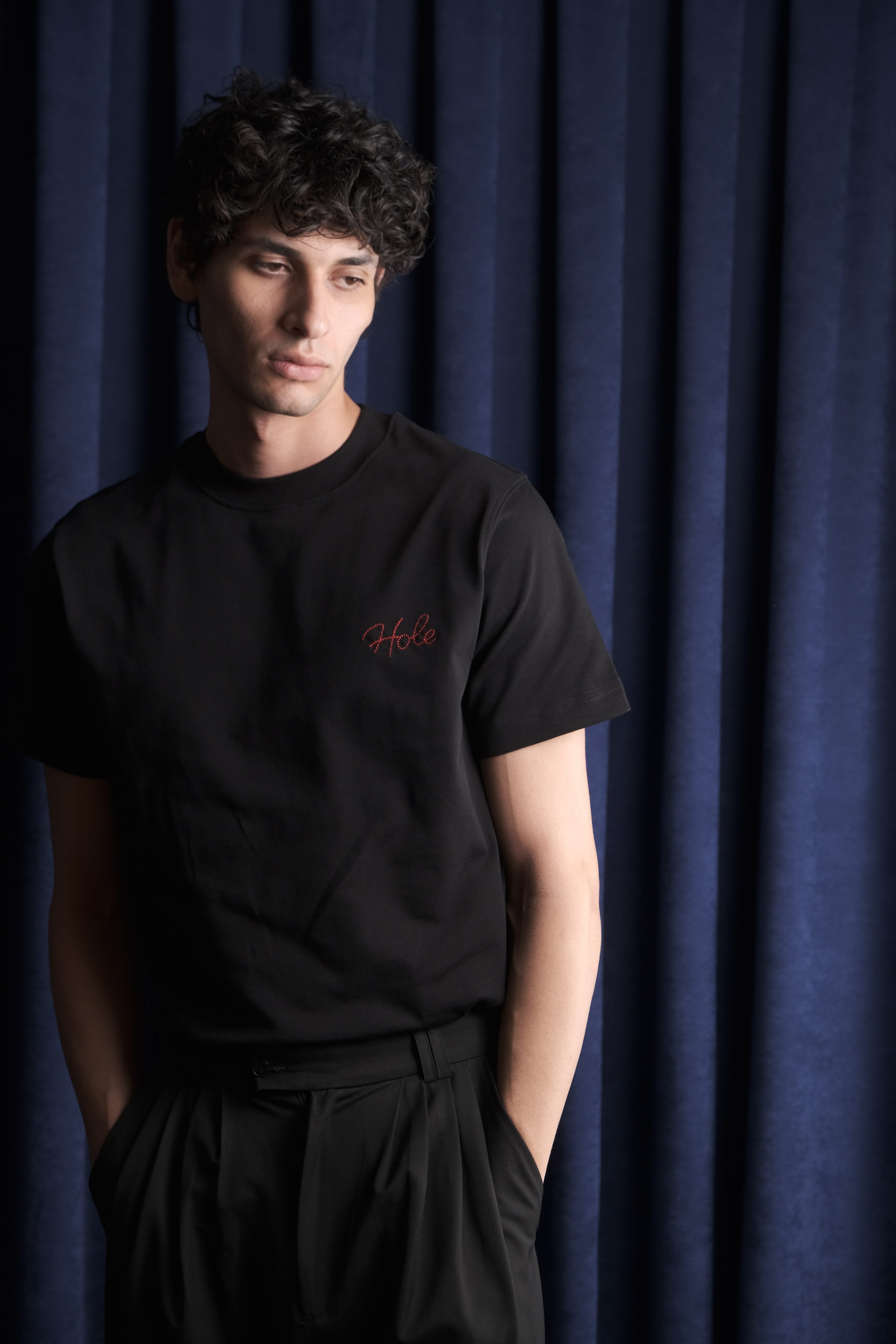 Hole Nakış Detay Basic T-Shirt