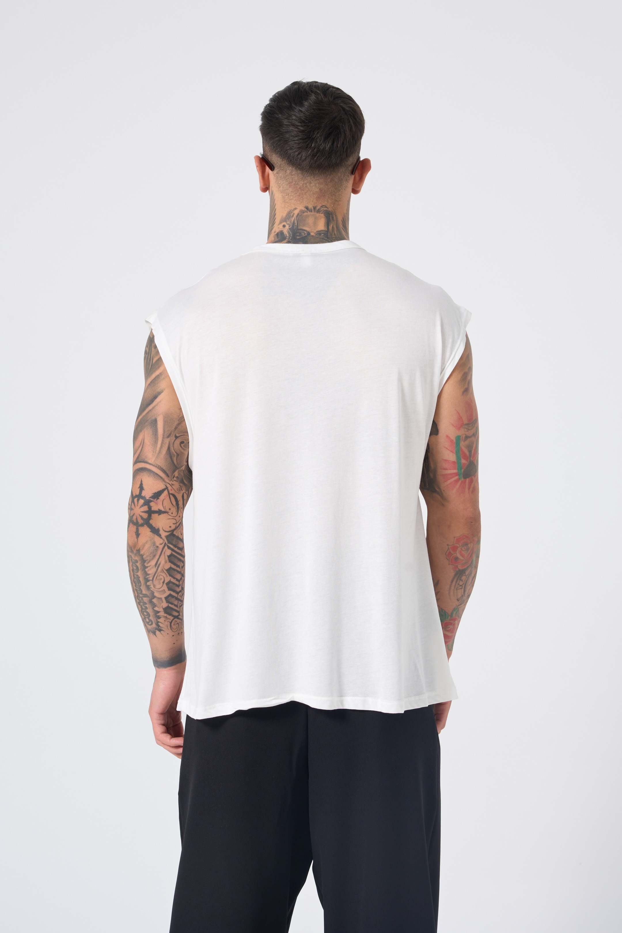 Hole Kolsuz Beyaz Basic T-Shirt